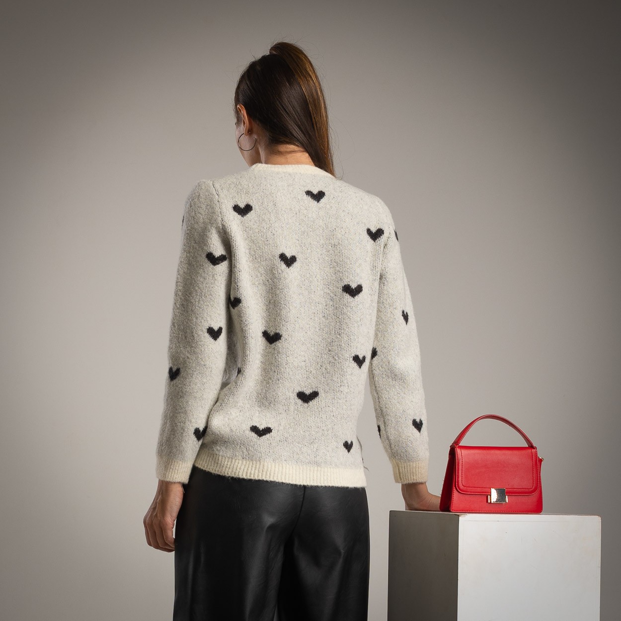 Blusa de lã com estampas de corações