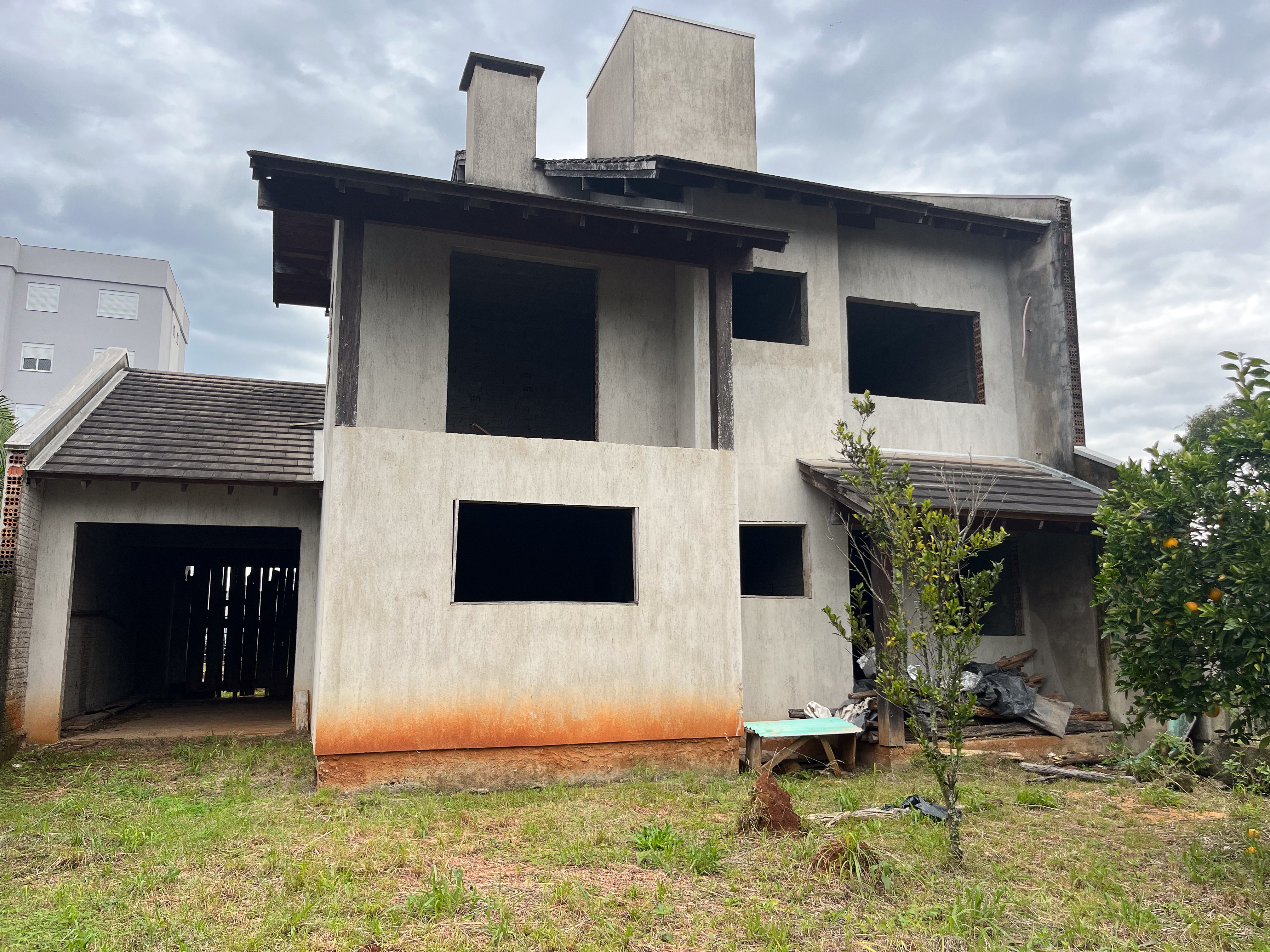 Sobrado em construção na desejada Rua 25 de Julho