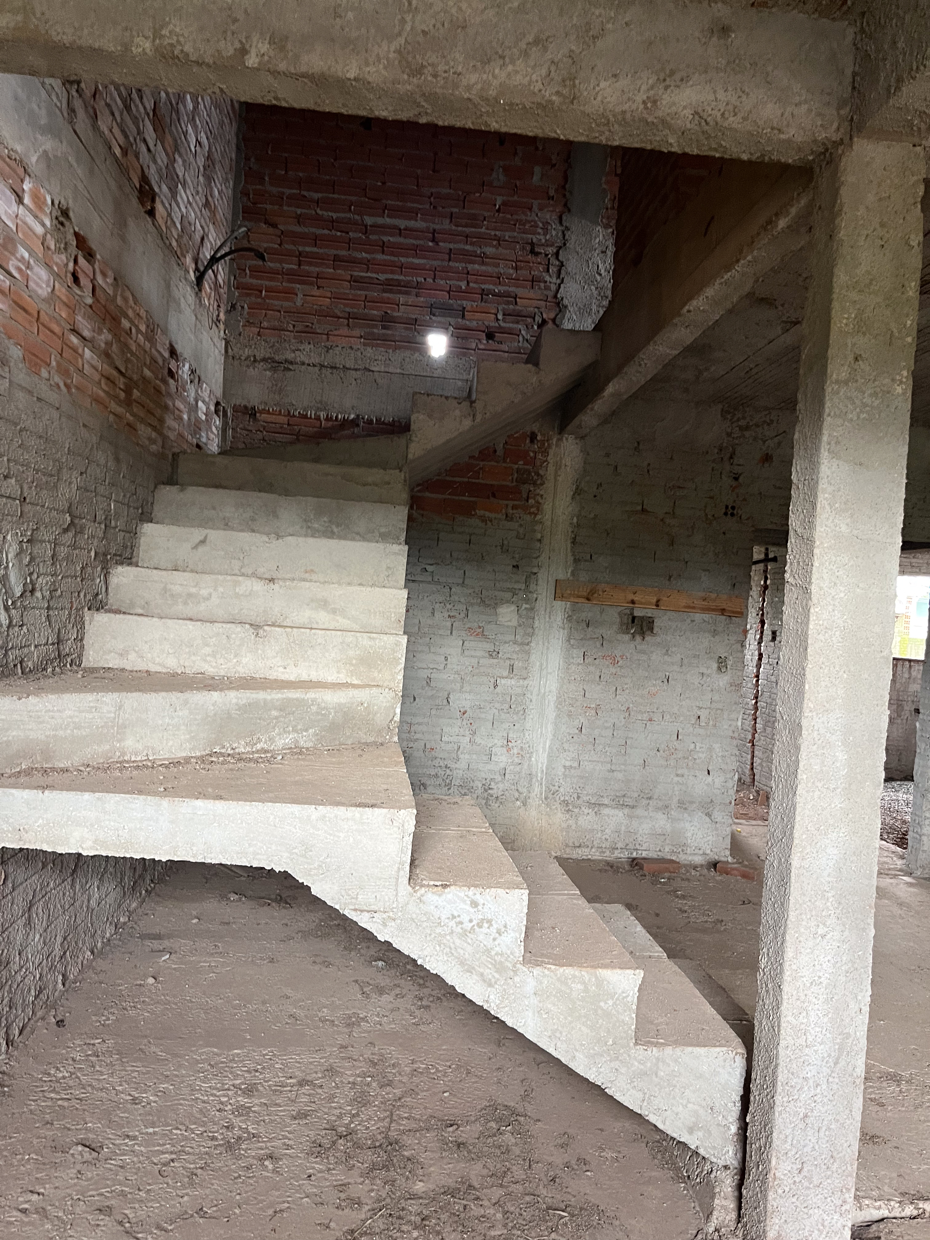 Sobrado em construção na desejada Rua 25 de Julho