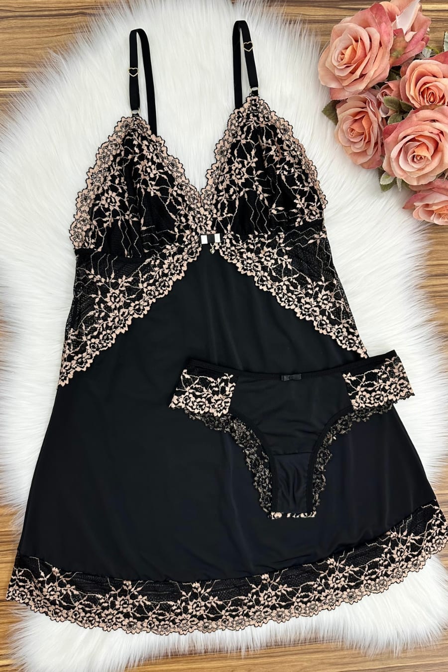 Camisola e calcinha rendada preta