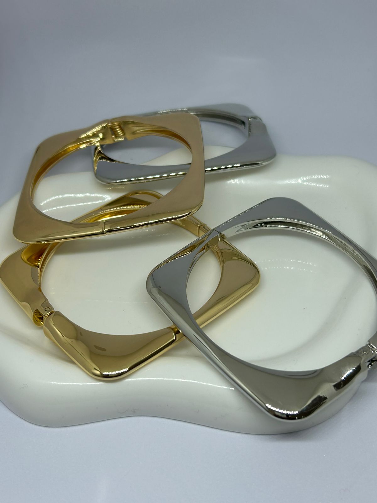 Pulseiras quadradas metálicas