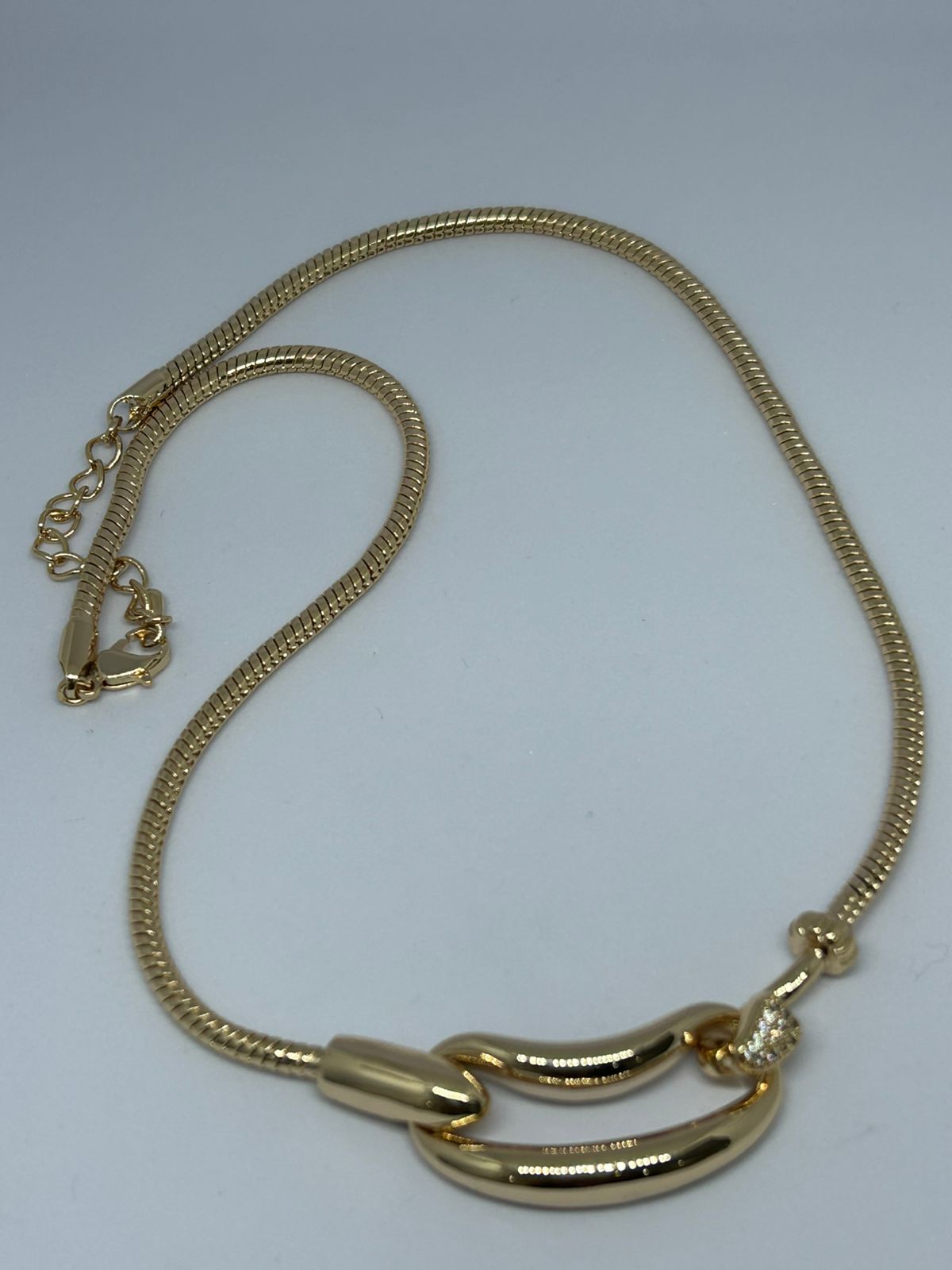 Colar dourado elegante