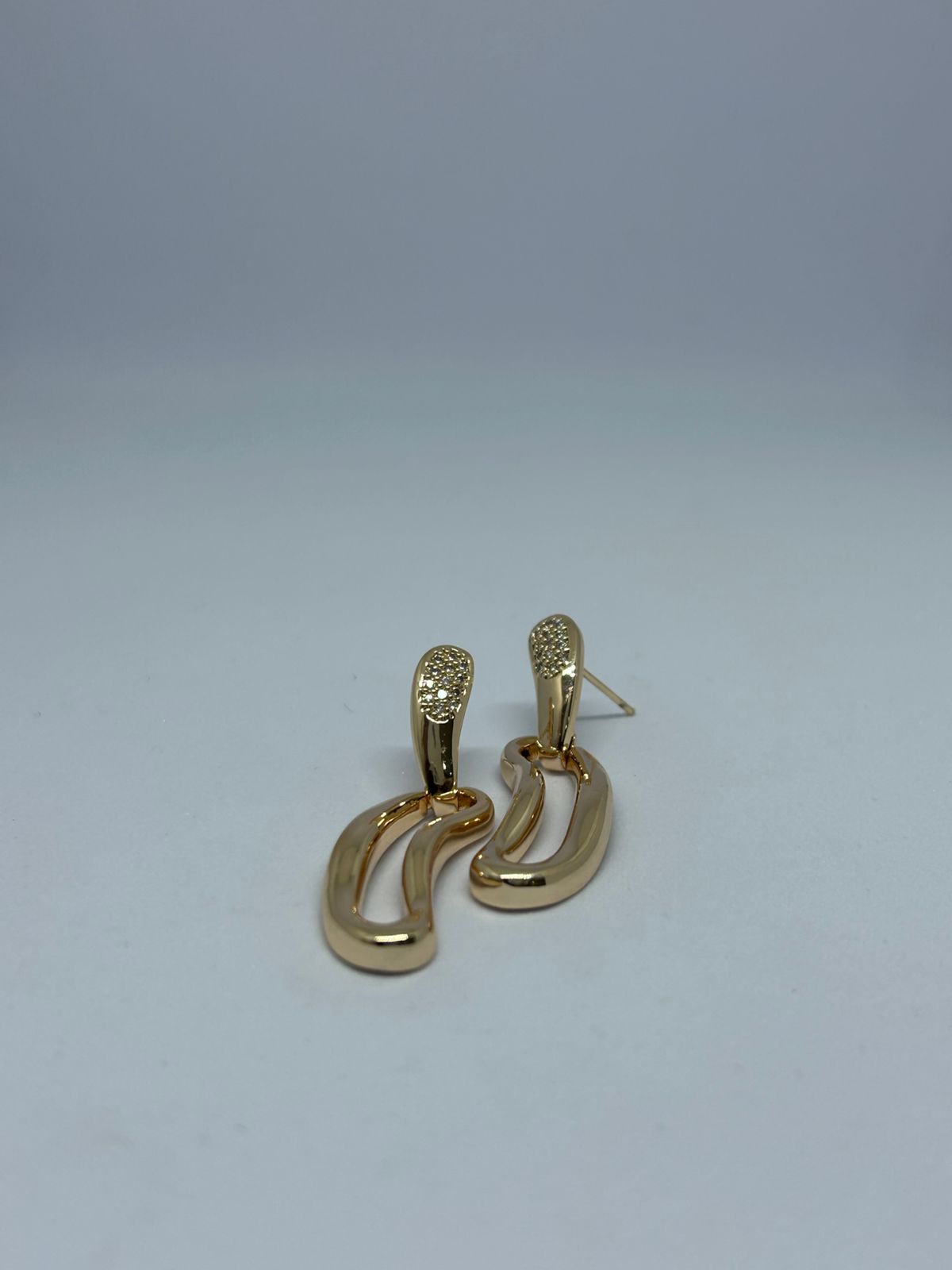 Brincos dourados modernos