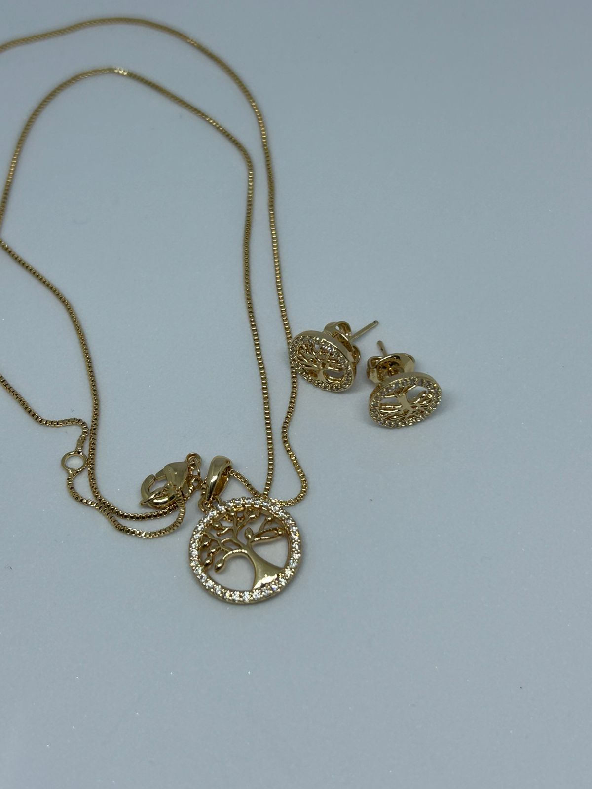 Conjunto de colar e brincos folheados a ouro