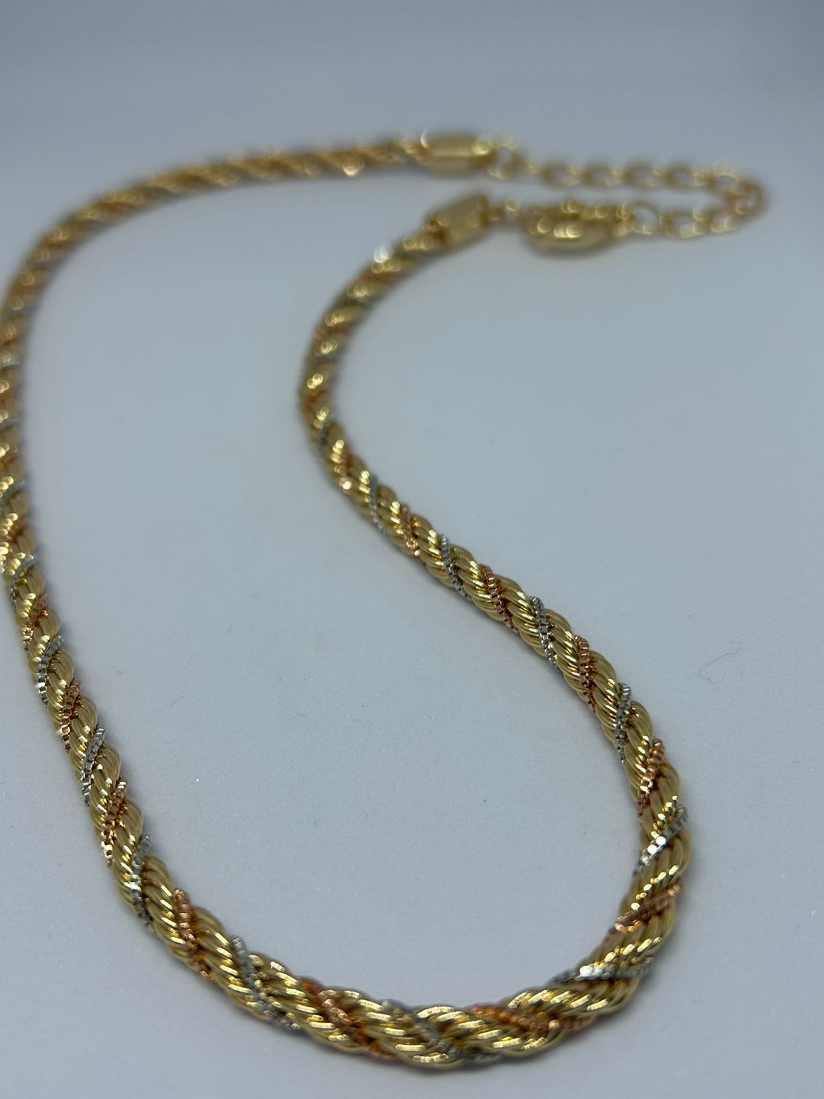 Colar de ouro trançado