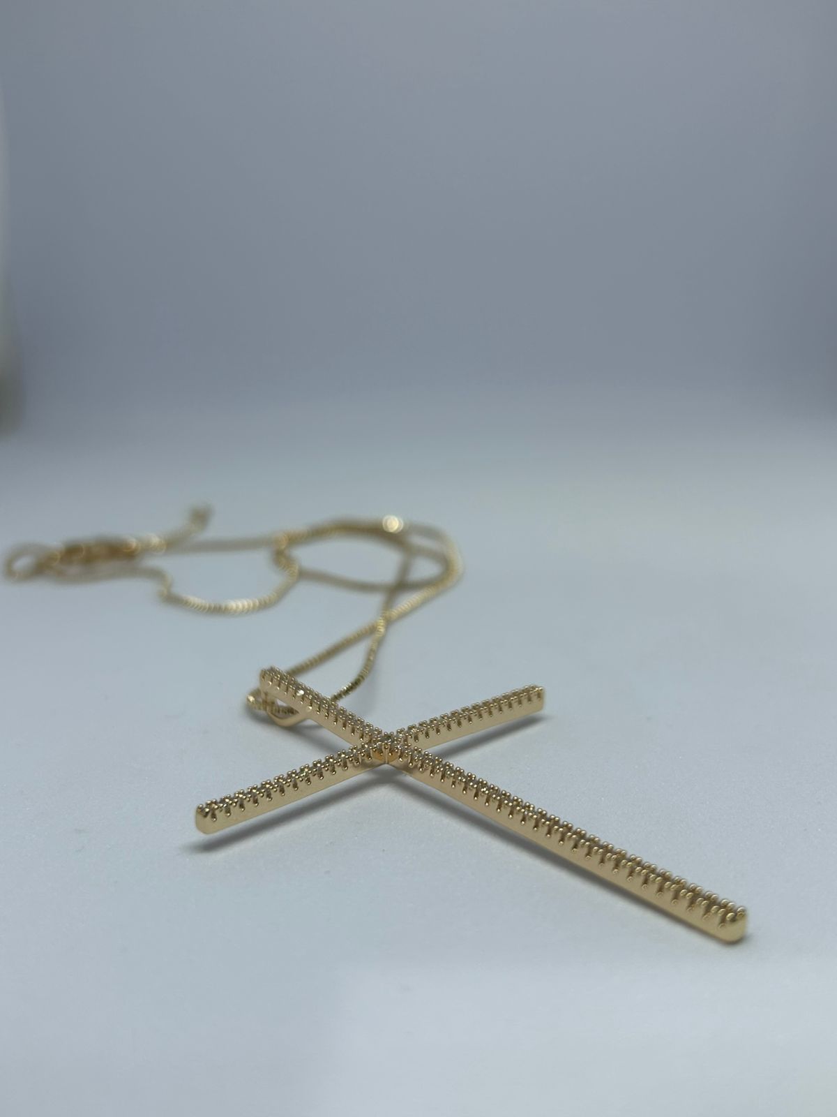 Colar de cruz dourada