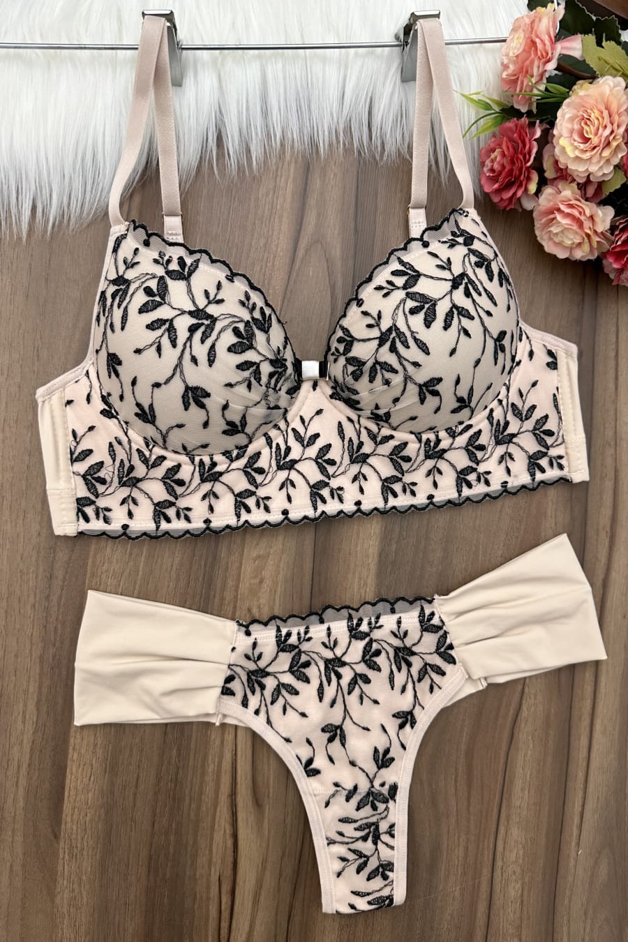 Conjunto de lingerie bordada