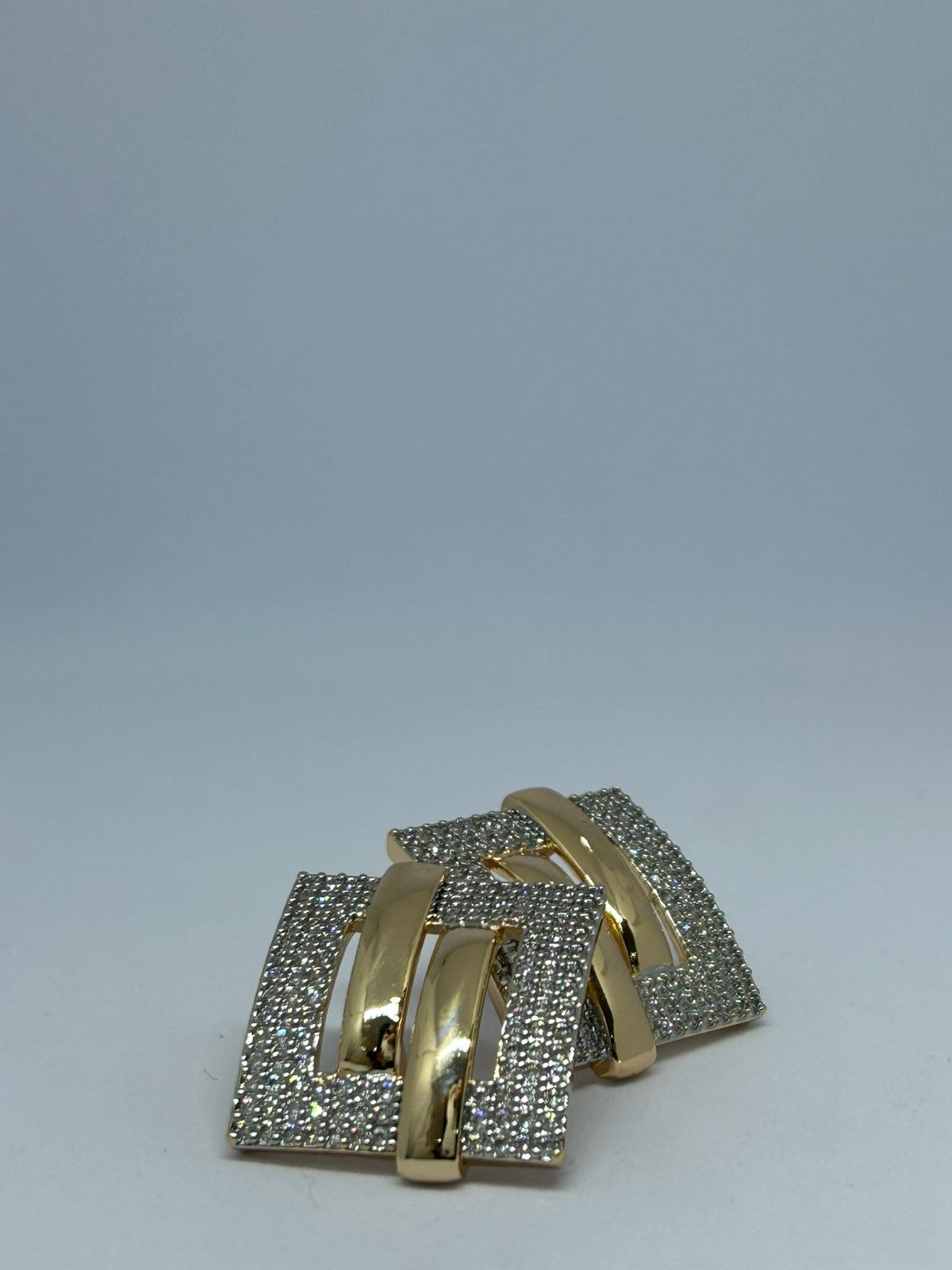 Brincos dourados com strass