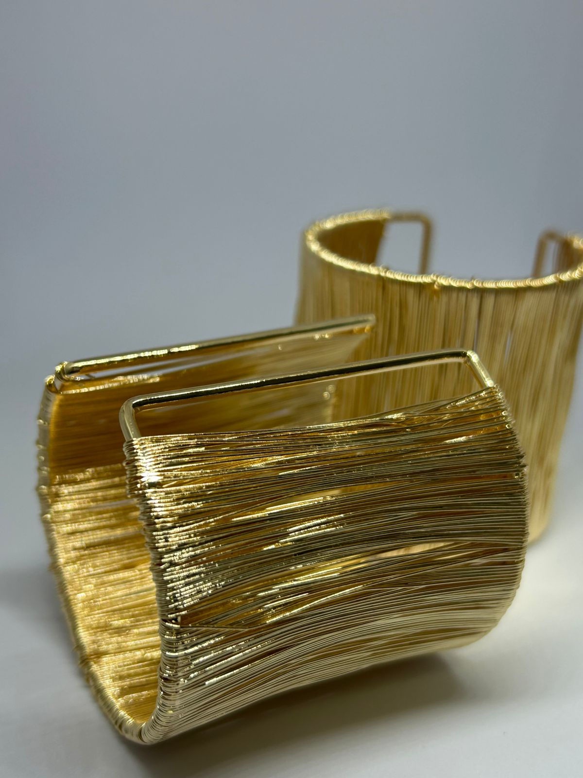 Pulseira dourada moderna