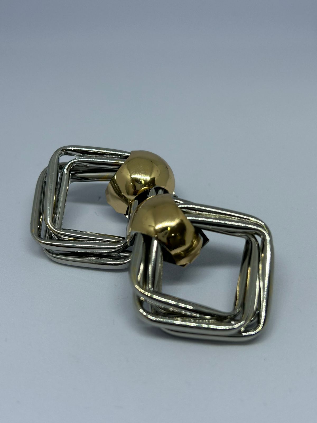 Brinco moderno dourado e prateado