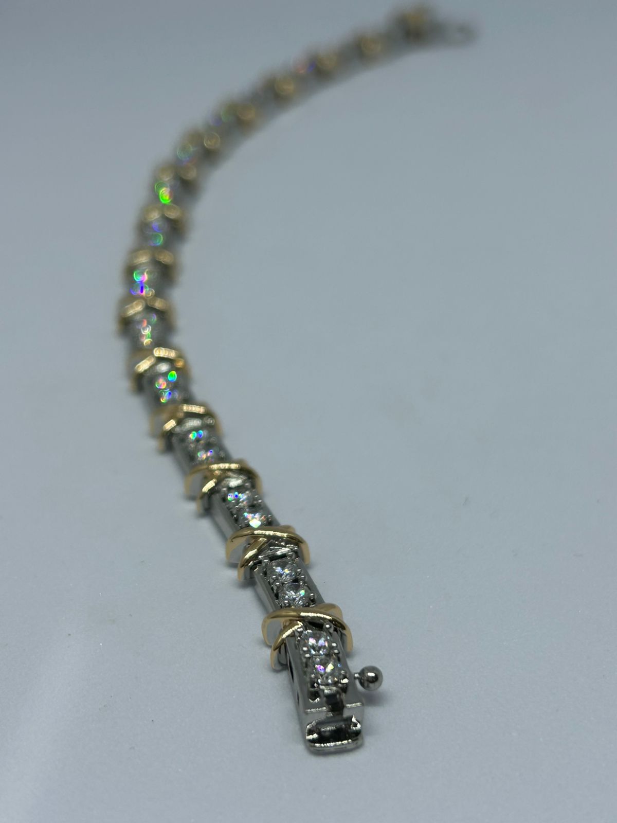 Pulseira de prata com detalhes dourados