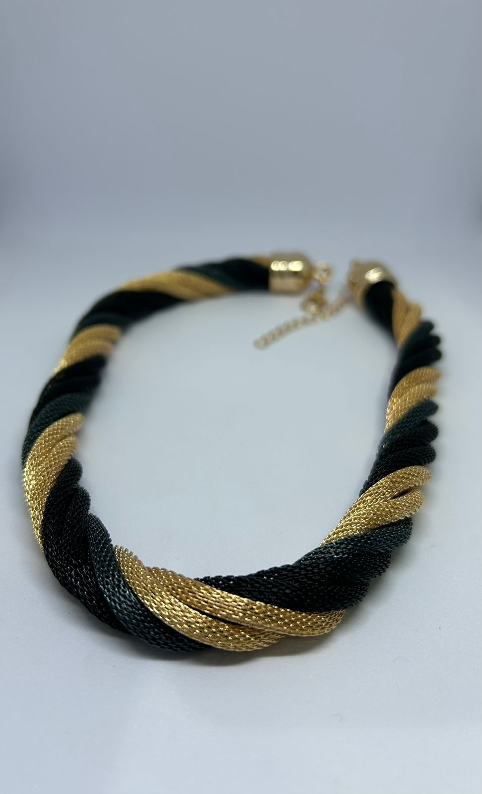 Colar trançado dourado e preto
