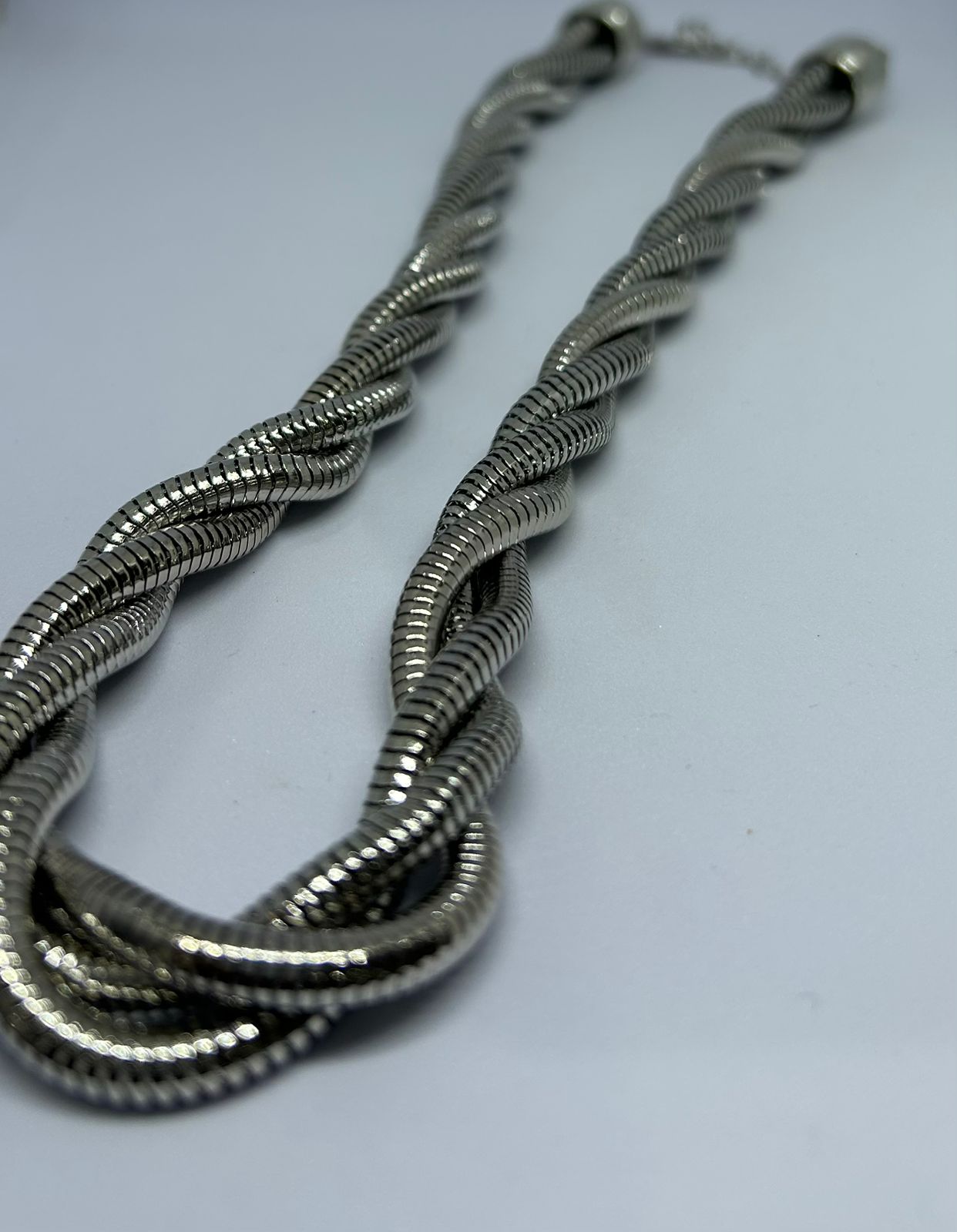 Colar trançado dourado e preto