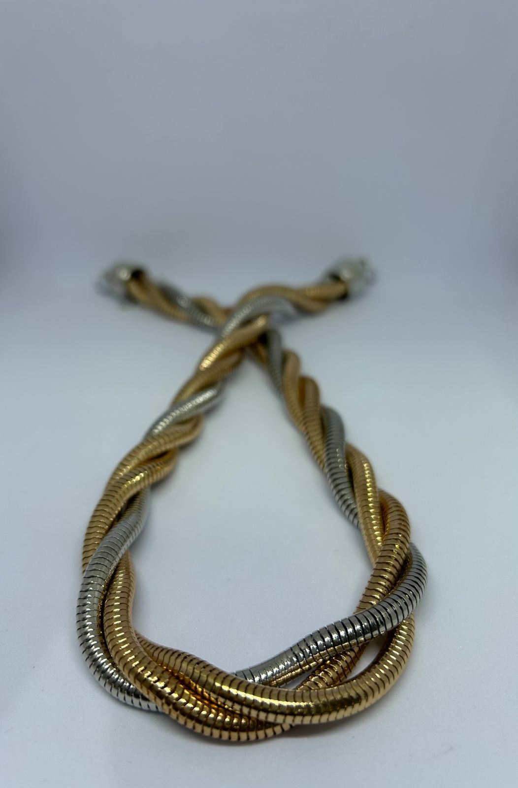 Colar trançado dourado e preto