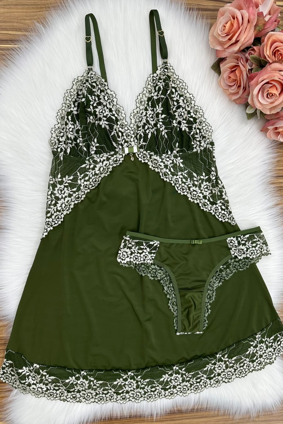 Camisola e calcinha rendada preta