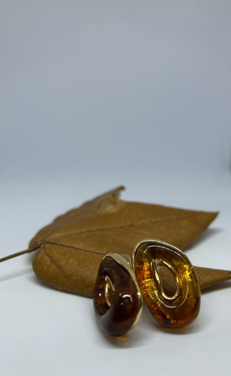 Brincos de resina âmbar