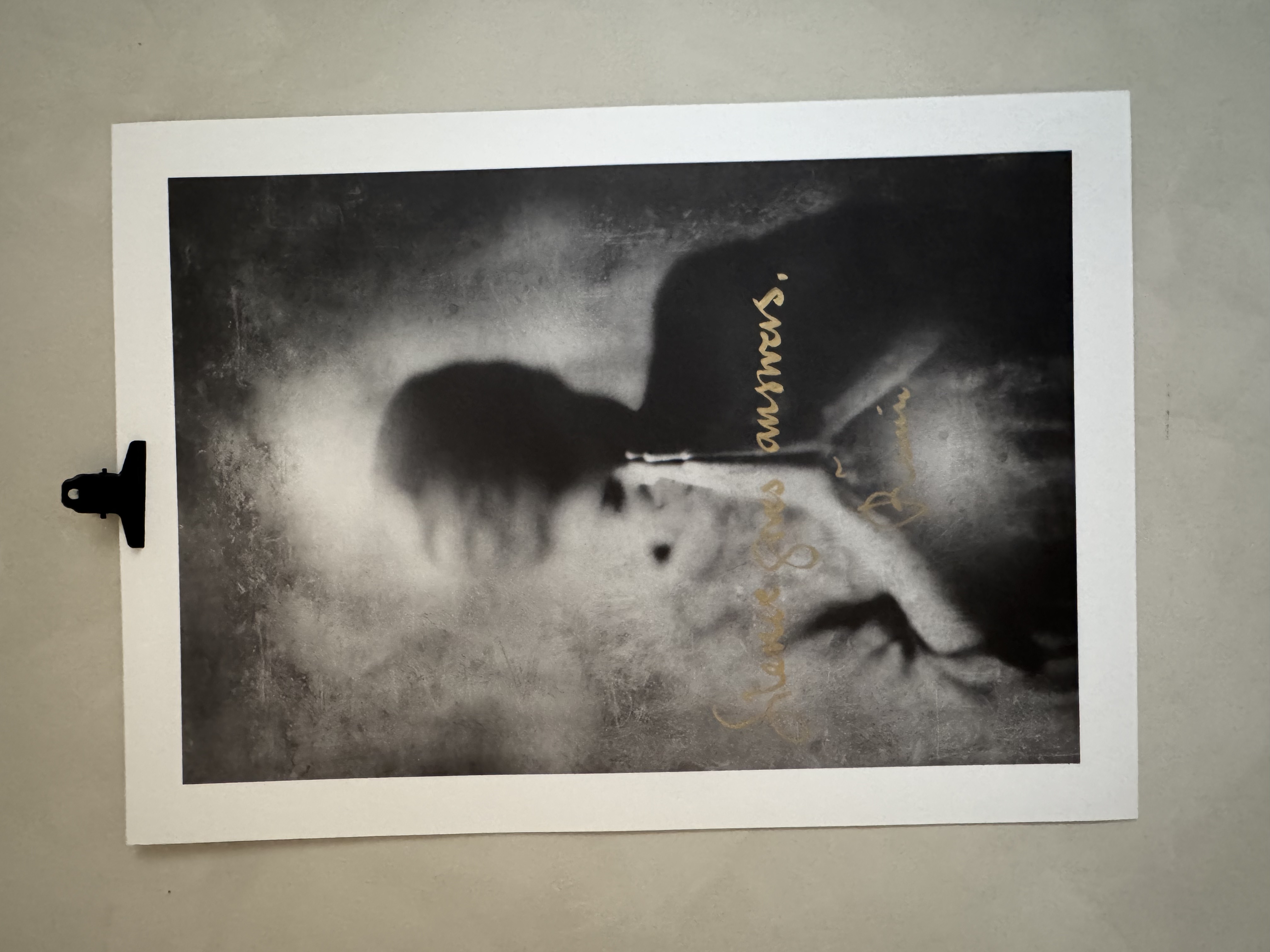 Silence gives answers - med handskrift på. 