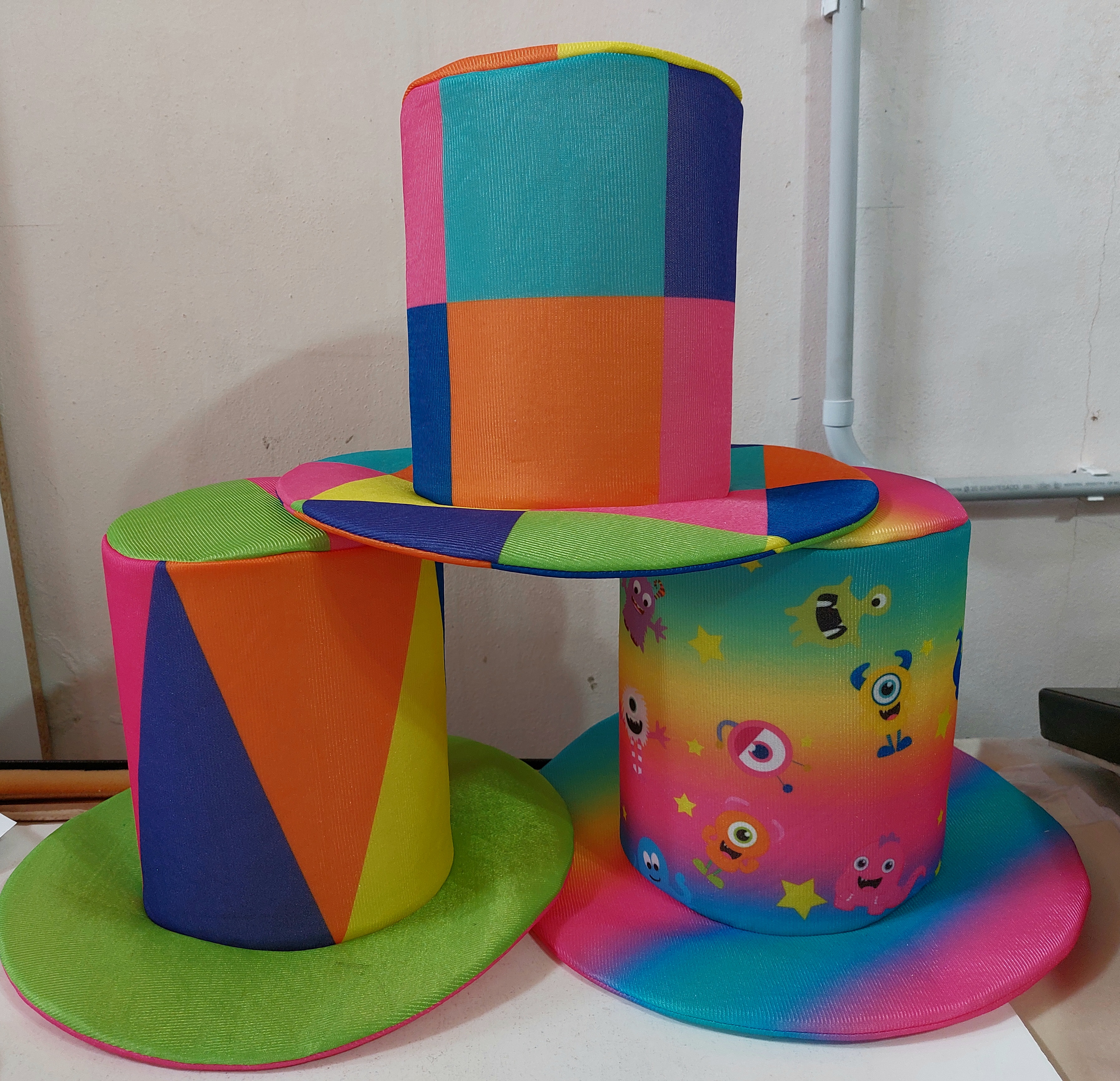 Sombreros de fiesta multicolor. Divertidas galeras para celebrar con estilo. CONSULTA PROMOS POR COMPRA GRUPAL!!!
