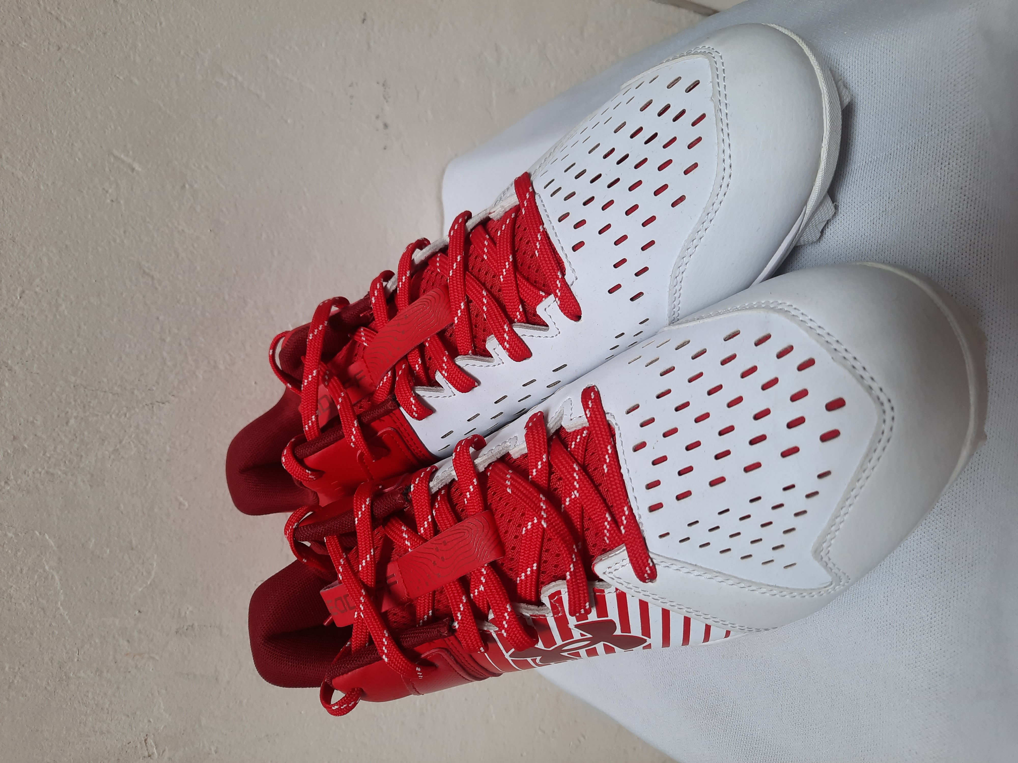 Zapatos Under Armour rojos y blancos