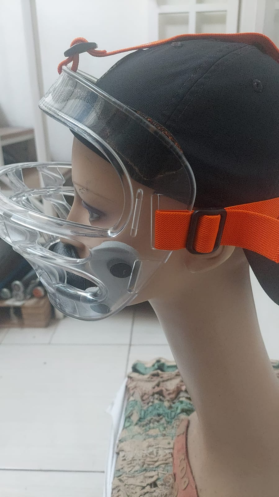 Gorra con Visera y Protector Facial