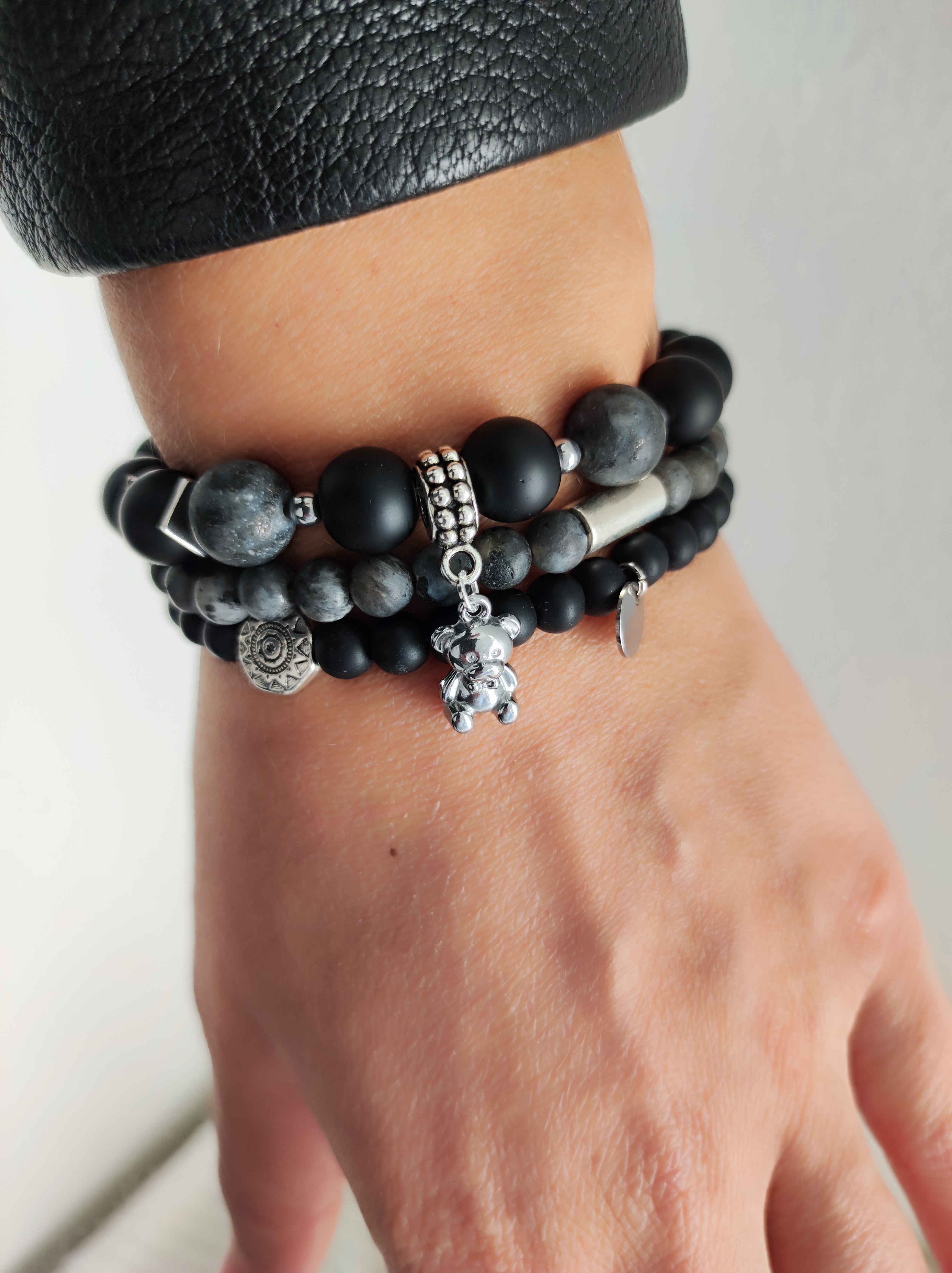 Juodų akmenukų apyrankė su meškučiu