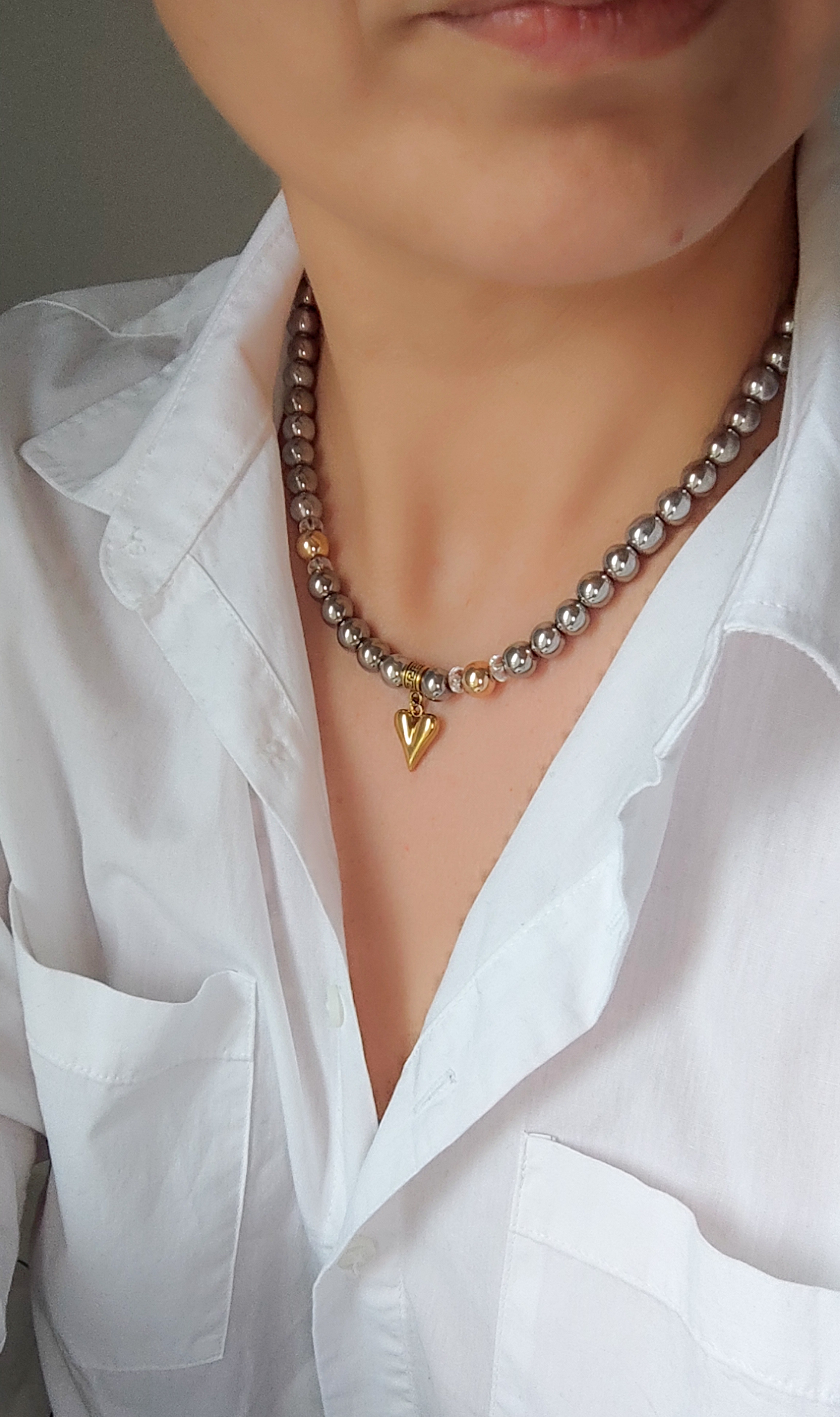 Hematito vėrinys su aukso spalvos pakabuku