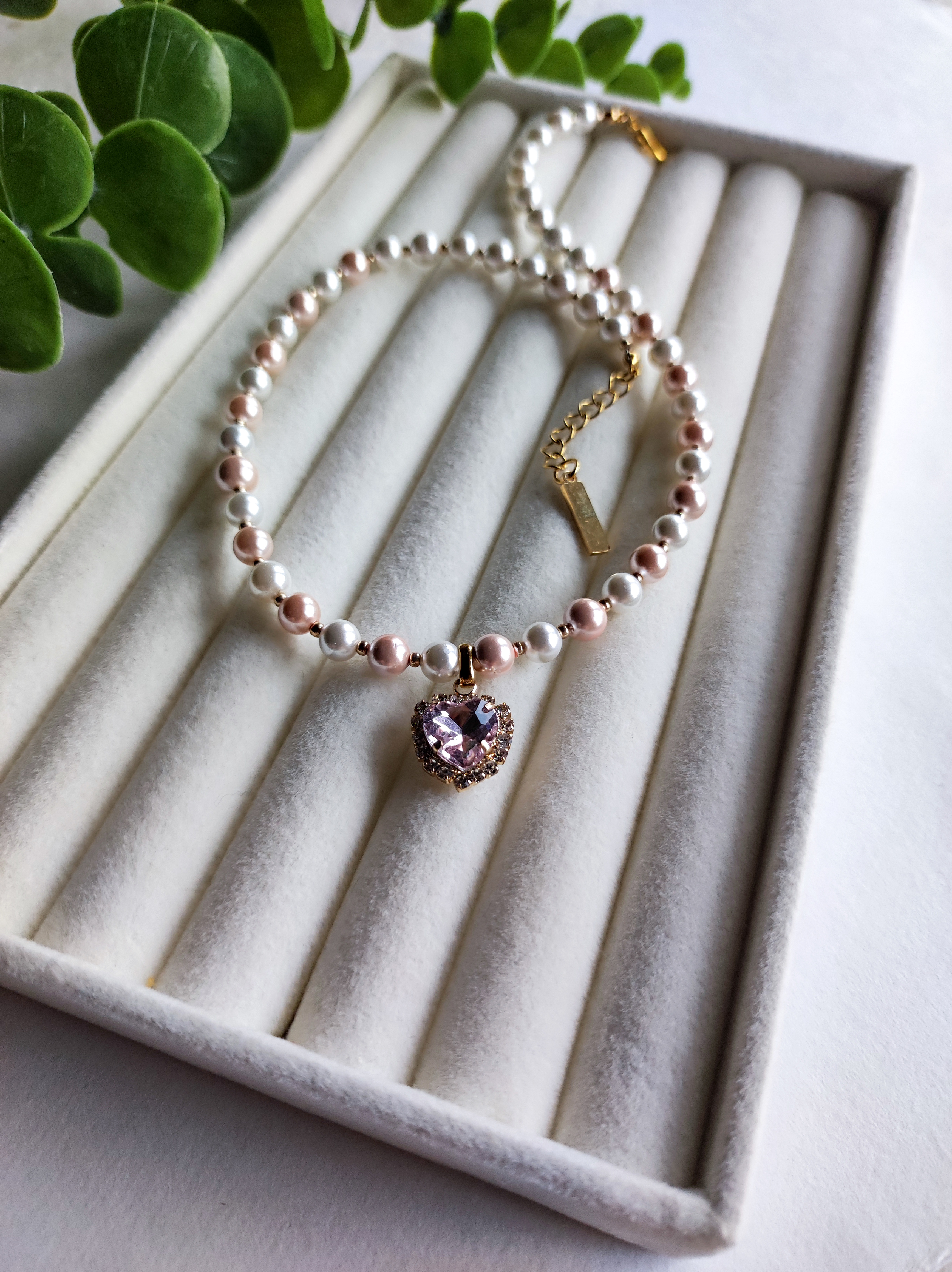 Perlų vėrinys su širdelės pakabuku