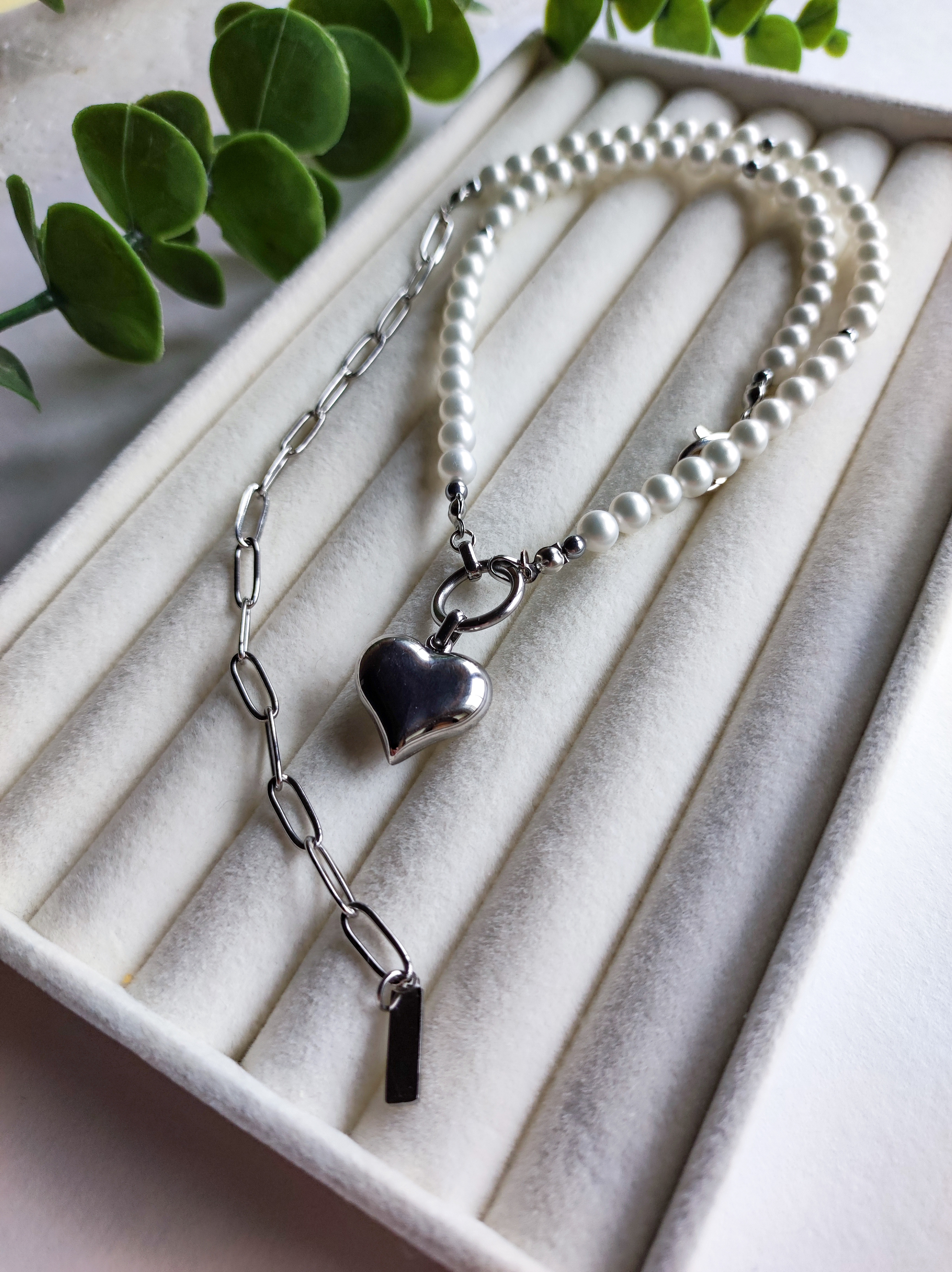 Perlų vėrinys su širdelės pakabuku