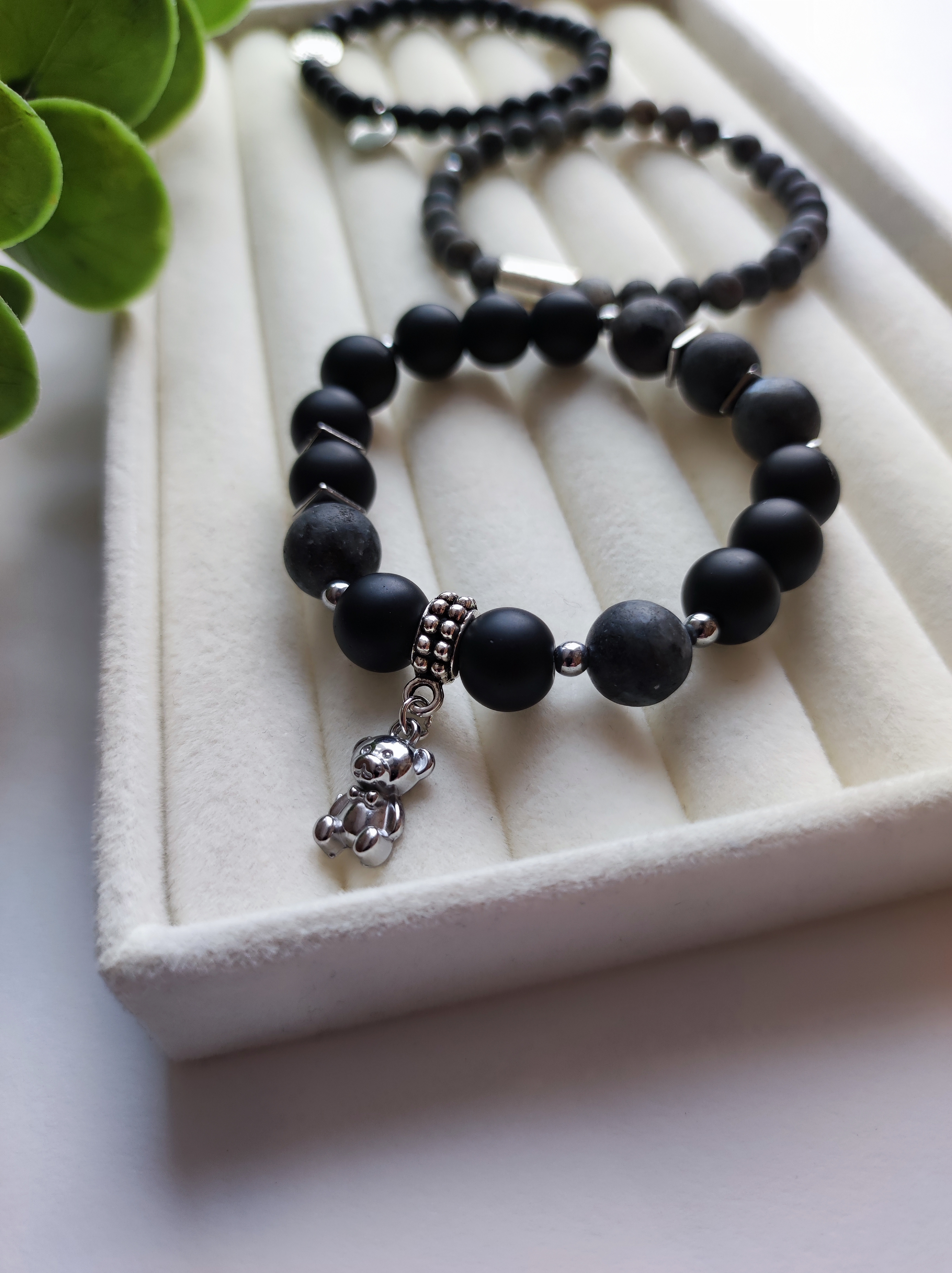 Juodų akmenukų apyrankė su meškučiu