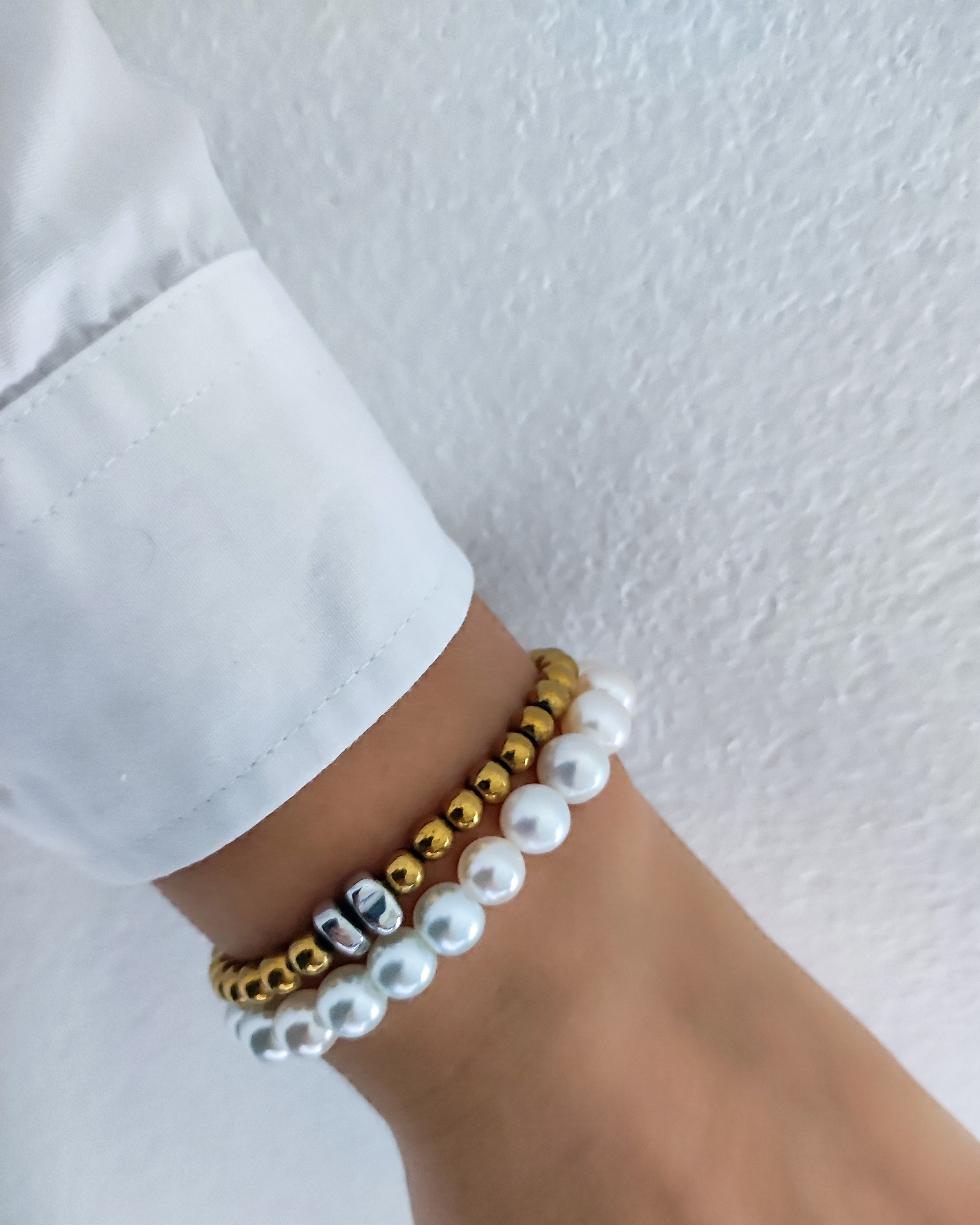 Auksinių ir perlinių karoliukų apyrankė