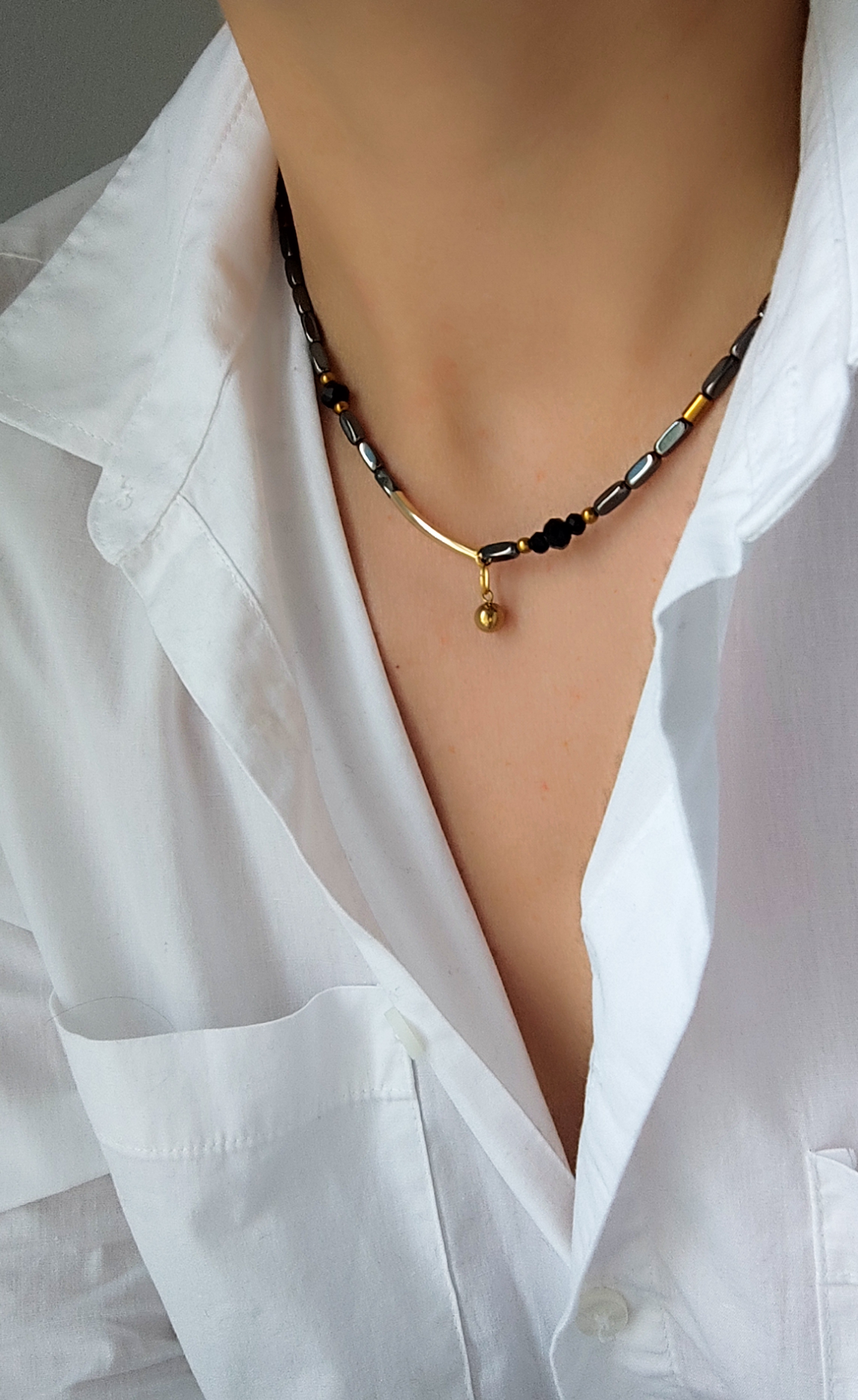 Stilingas juodos ir aukso spalvos kaklo papuošalas