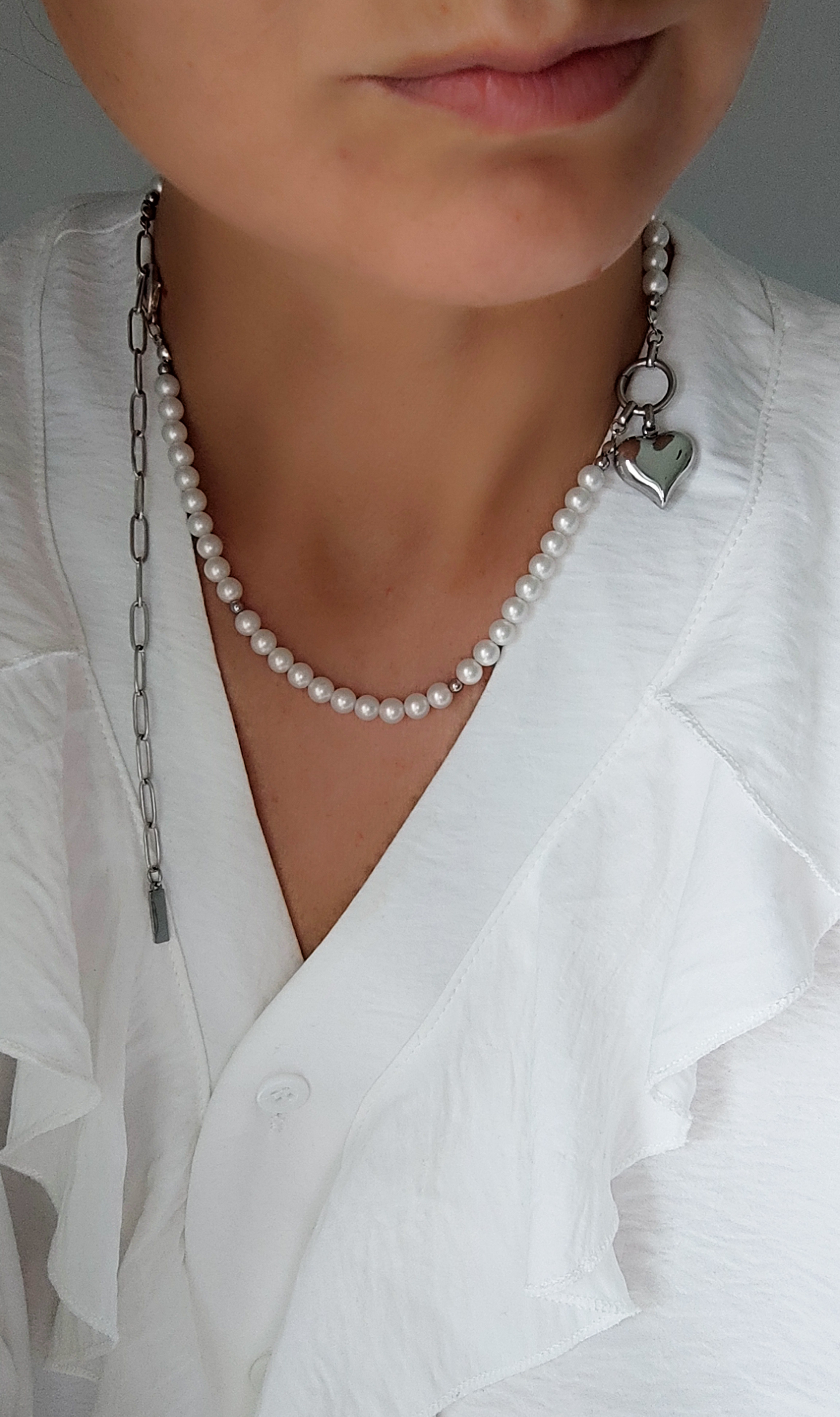 Perlų vėrinys su širdelės pakabuku