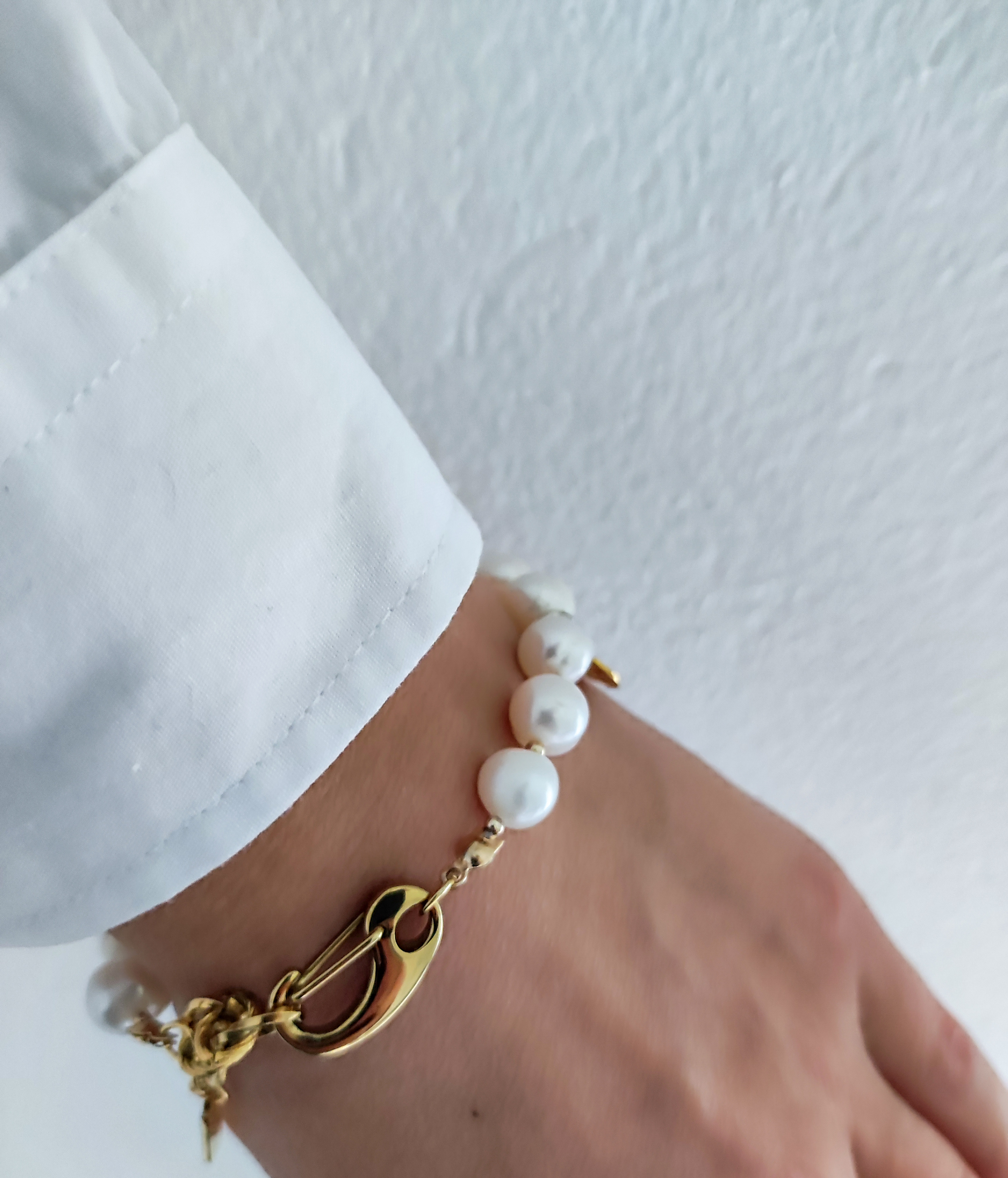 Perlų apyrankė su auksiniu pakabuku