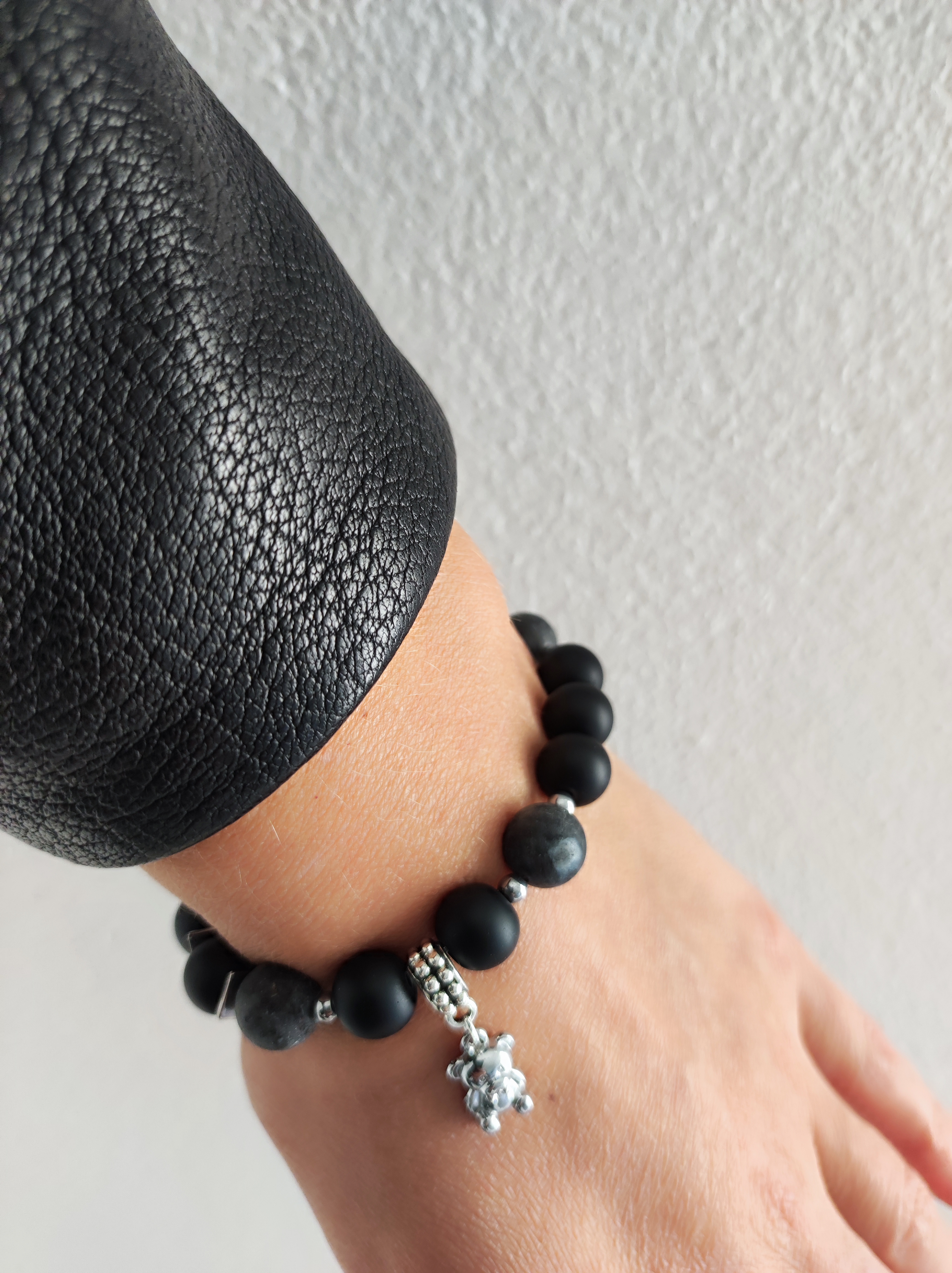 Juodų akmenukų apyrankė su meškučiu