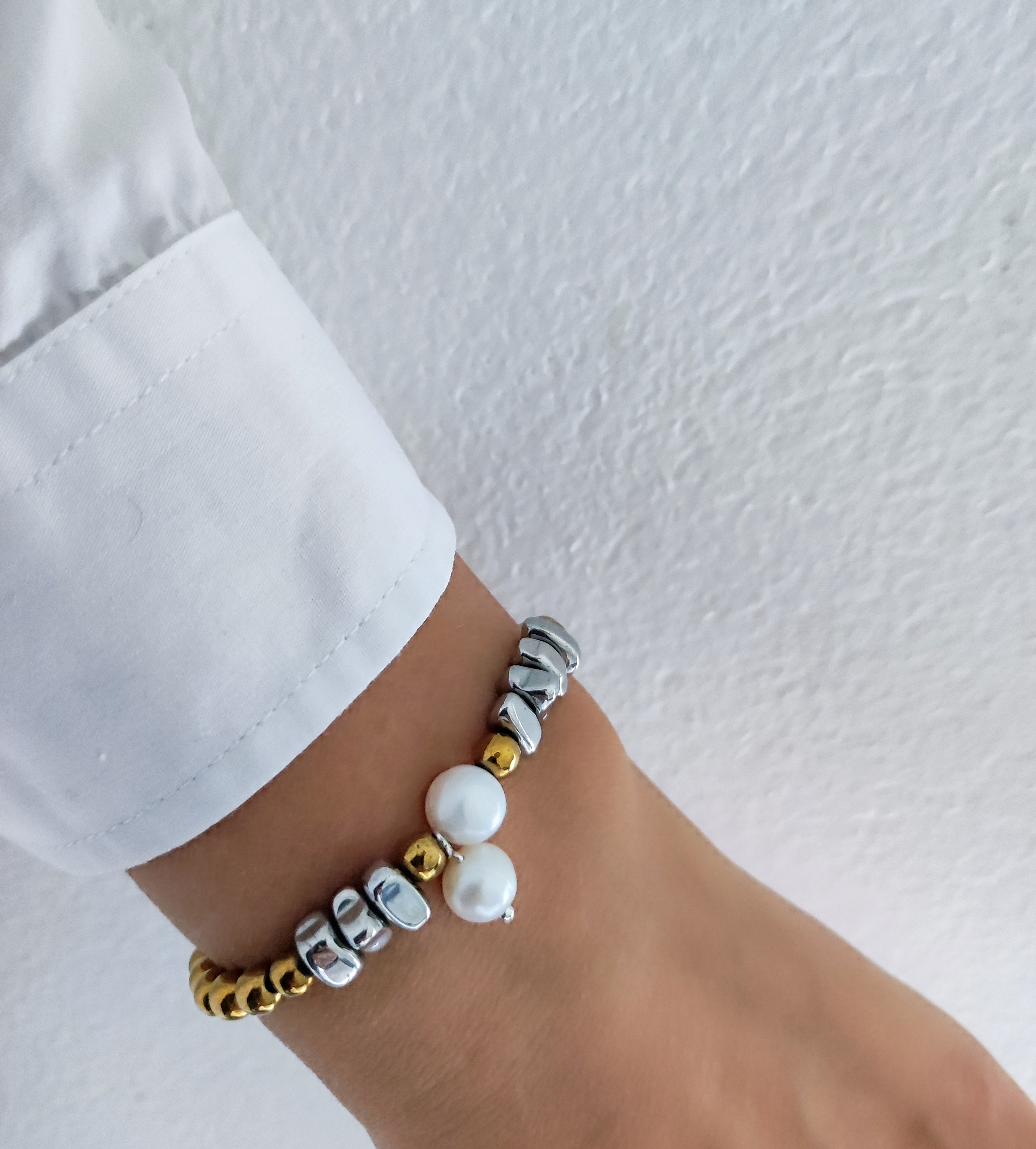 Auksinių ir perlinių karoliukų apyrankė