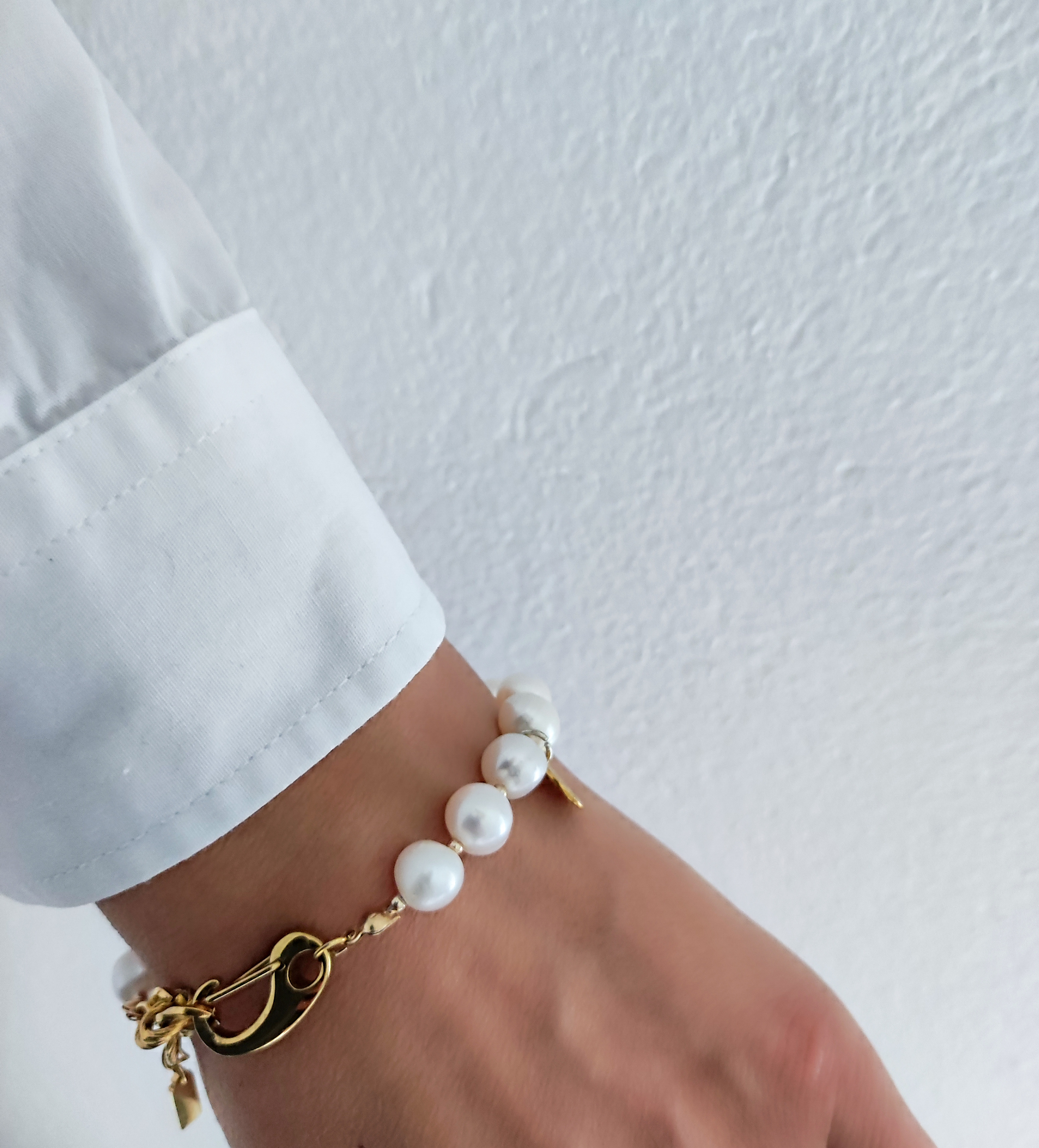 Perlų apyrankė su auksiniu pakabuku