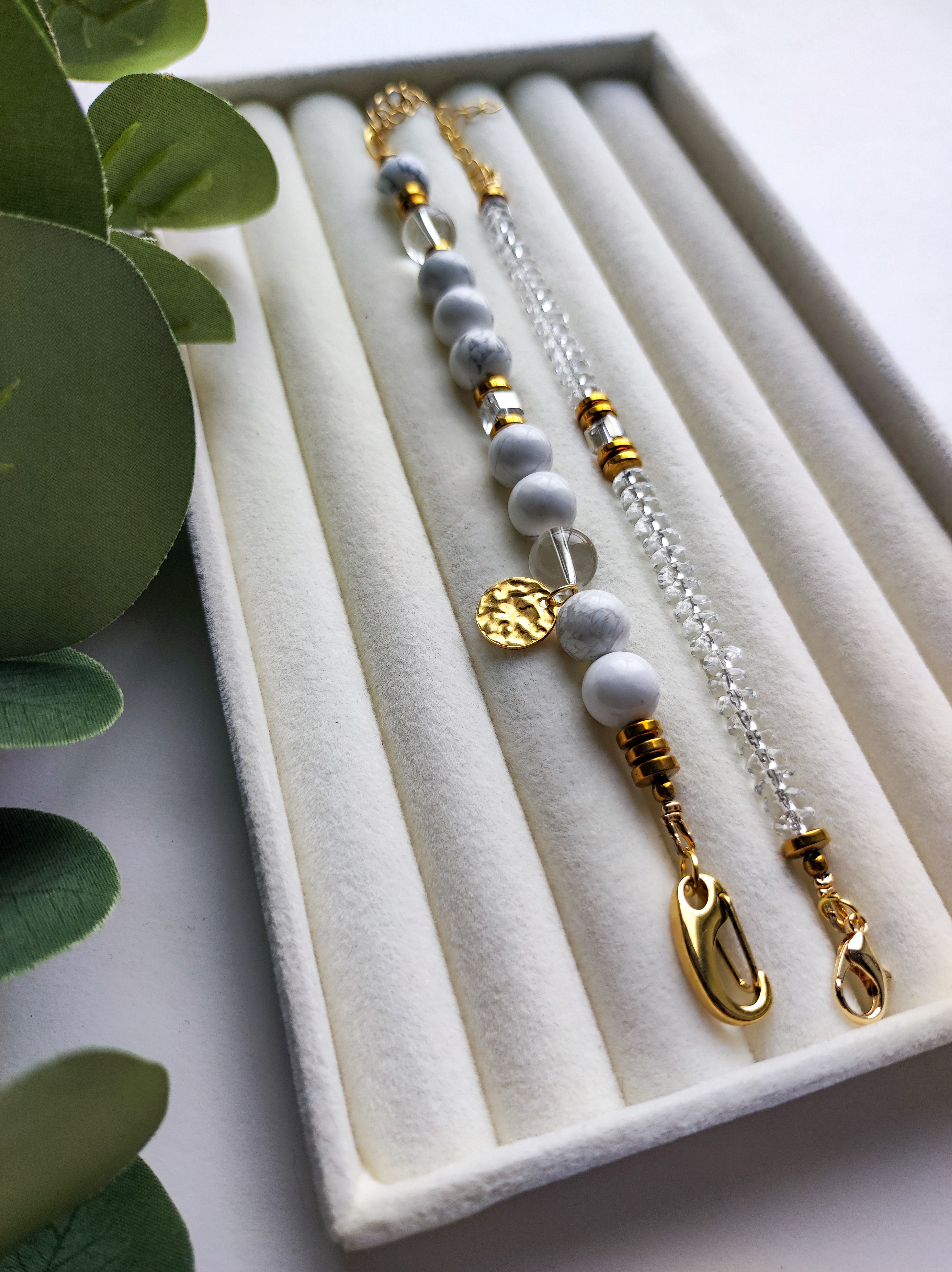 Baltų ir skaidrių akmenėlių apyrankių rinkinys