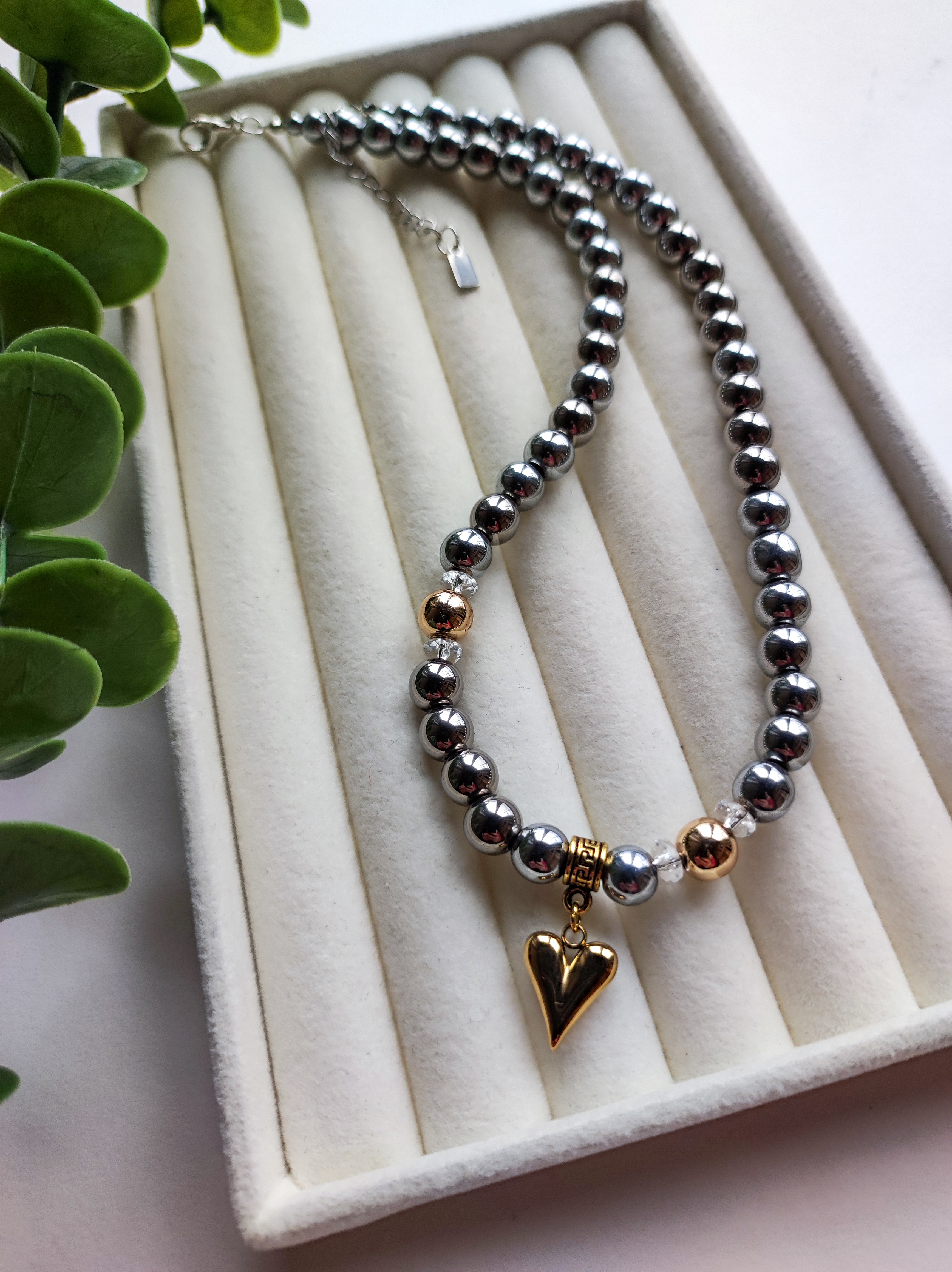 Hematito vėrinys su aukso spalvos pakabuku