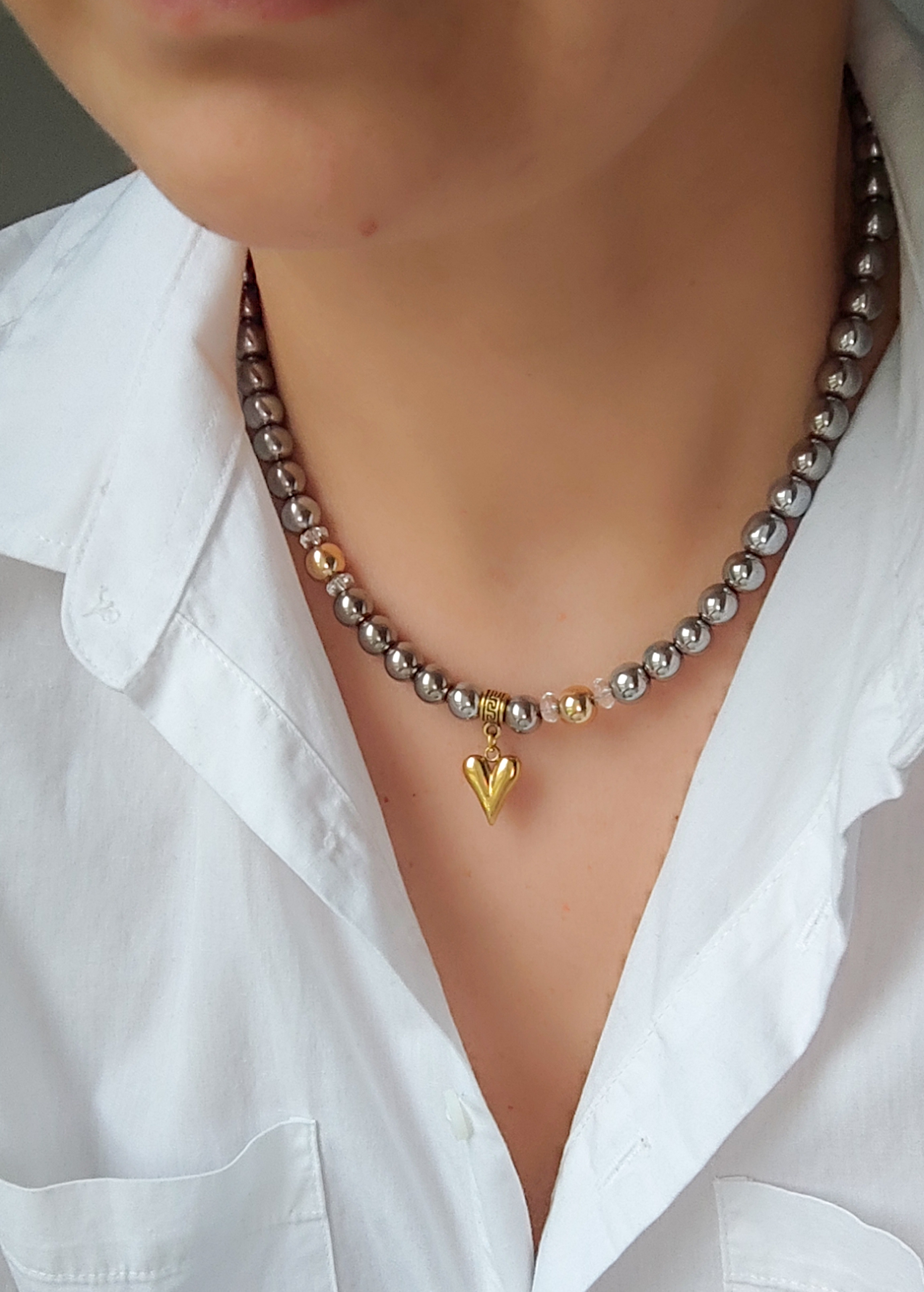 Hematito vėrinys su aukso spalvos pakabuku