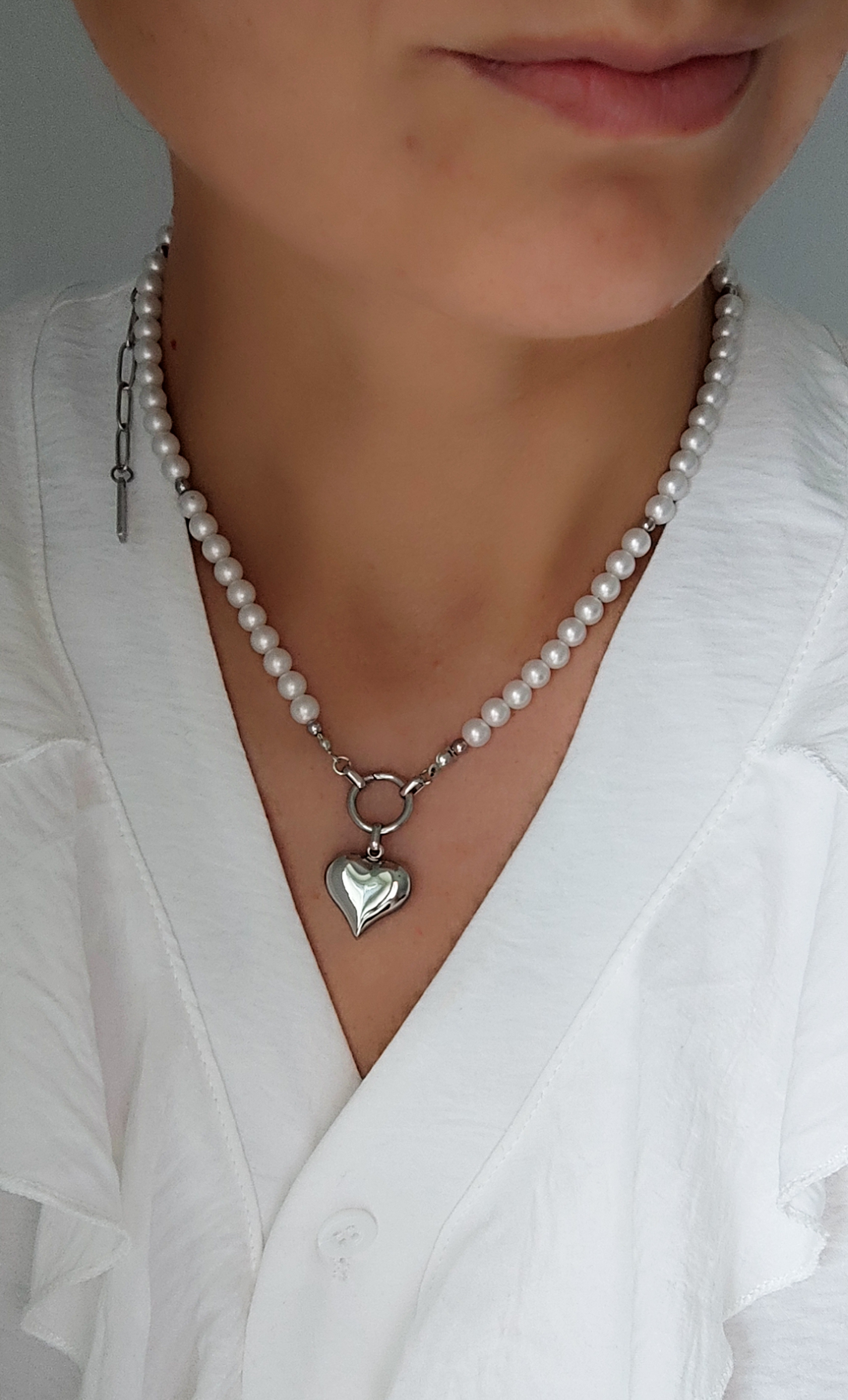 Perlų vėrinys su širdelės pakabuku