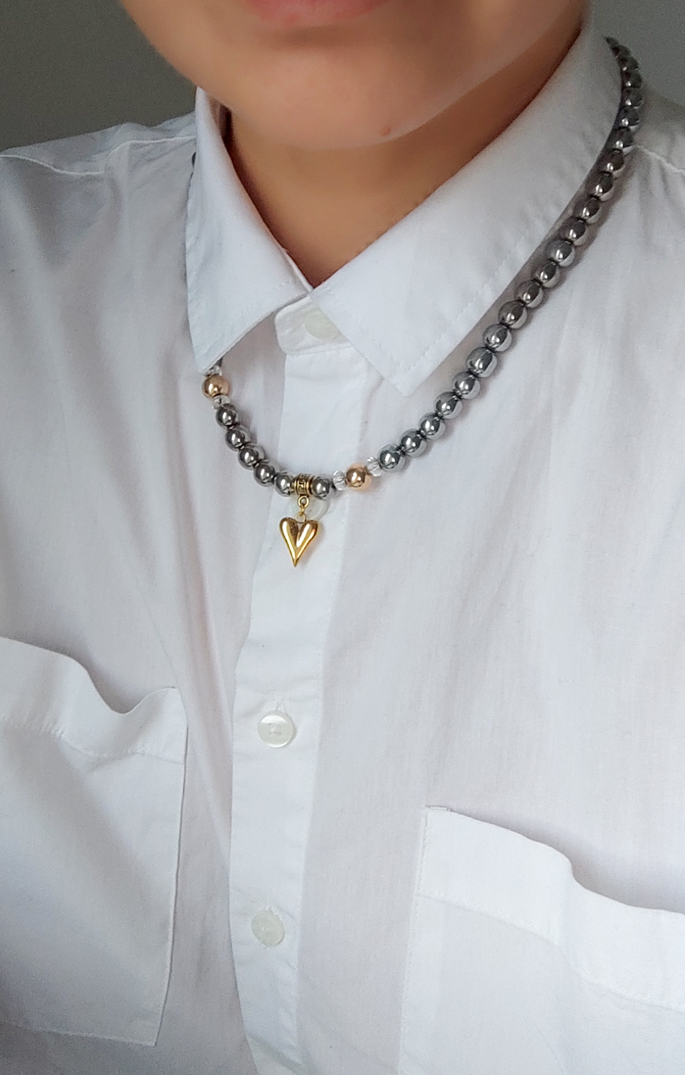 Hematito vėrinys su aukso spalvos pakabuku