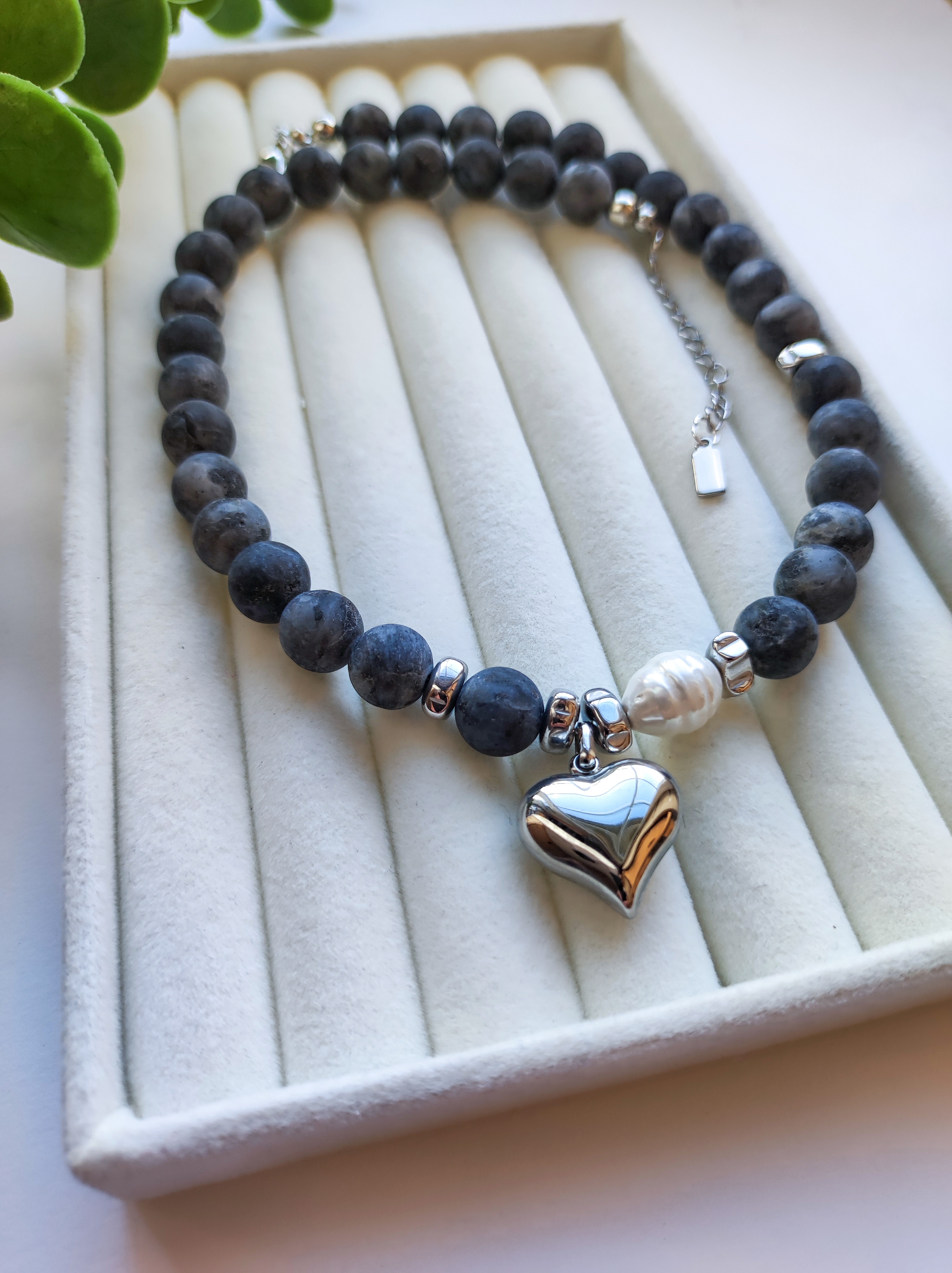 Kaklo papuošalas su širdelės pakabuku