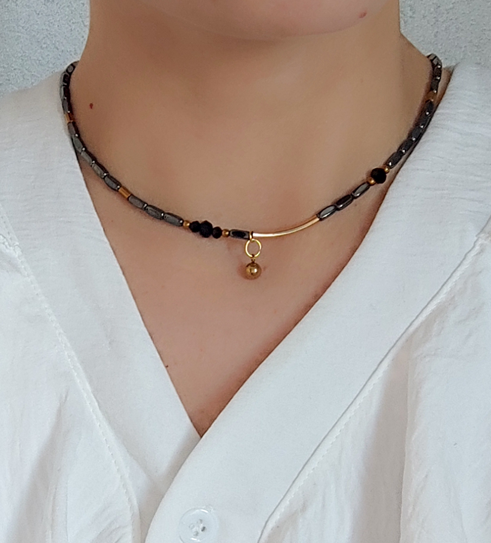 Stilingas juodos ir aukso spalvos kaklo papuošalas
