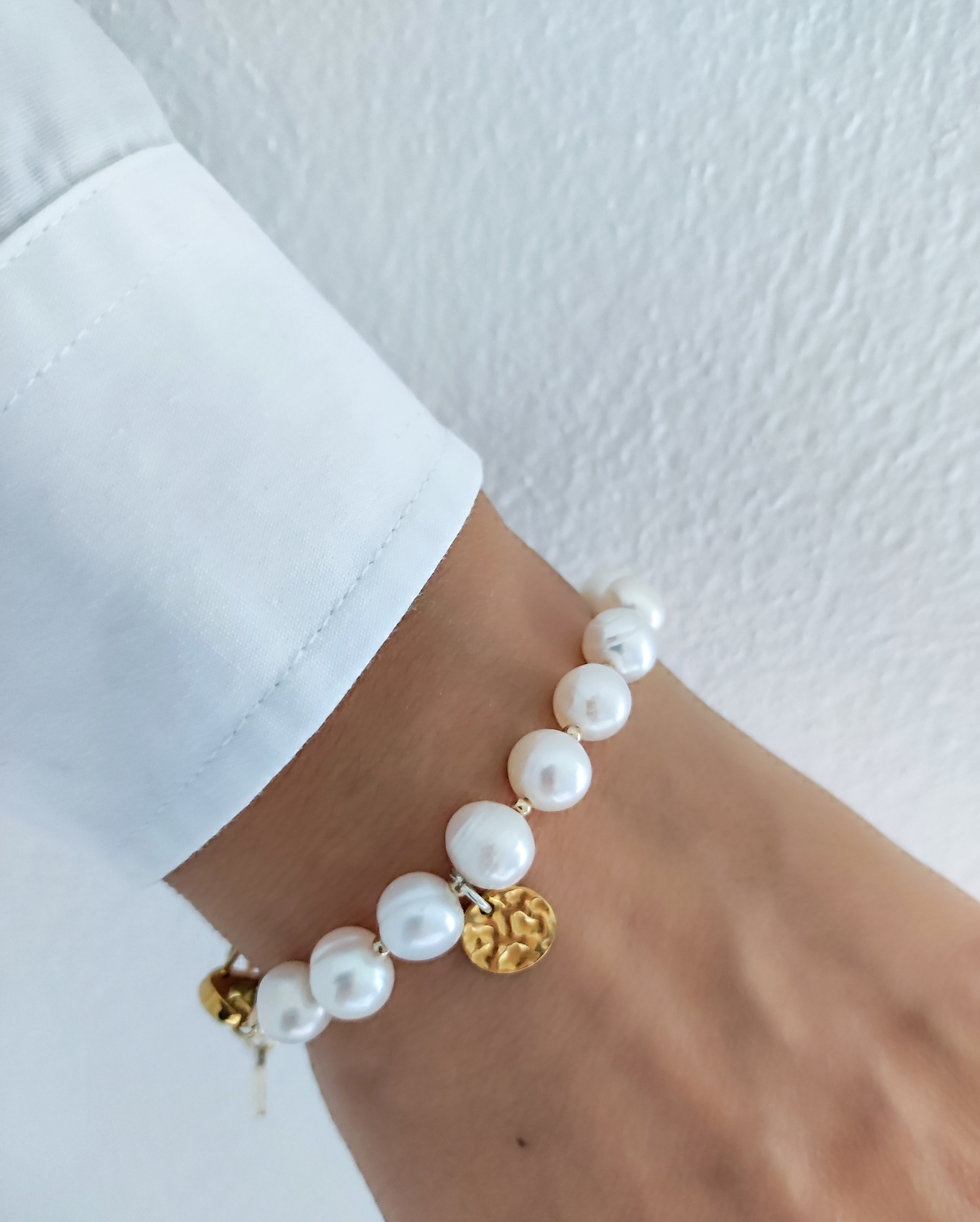 Perlų apyrankė su auksiniu pakabuku