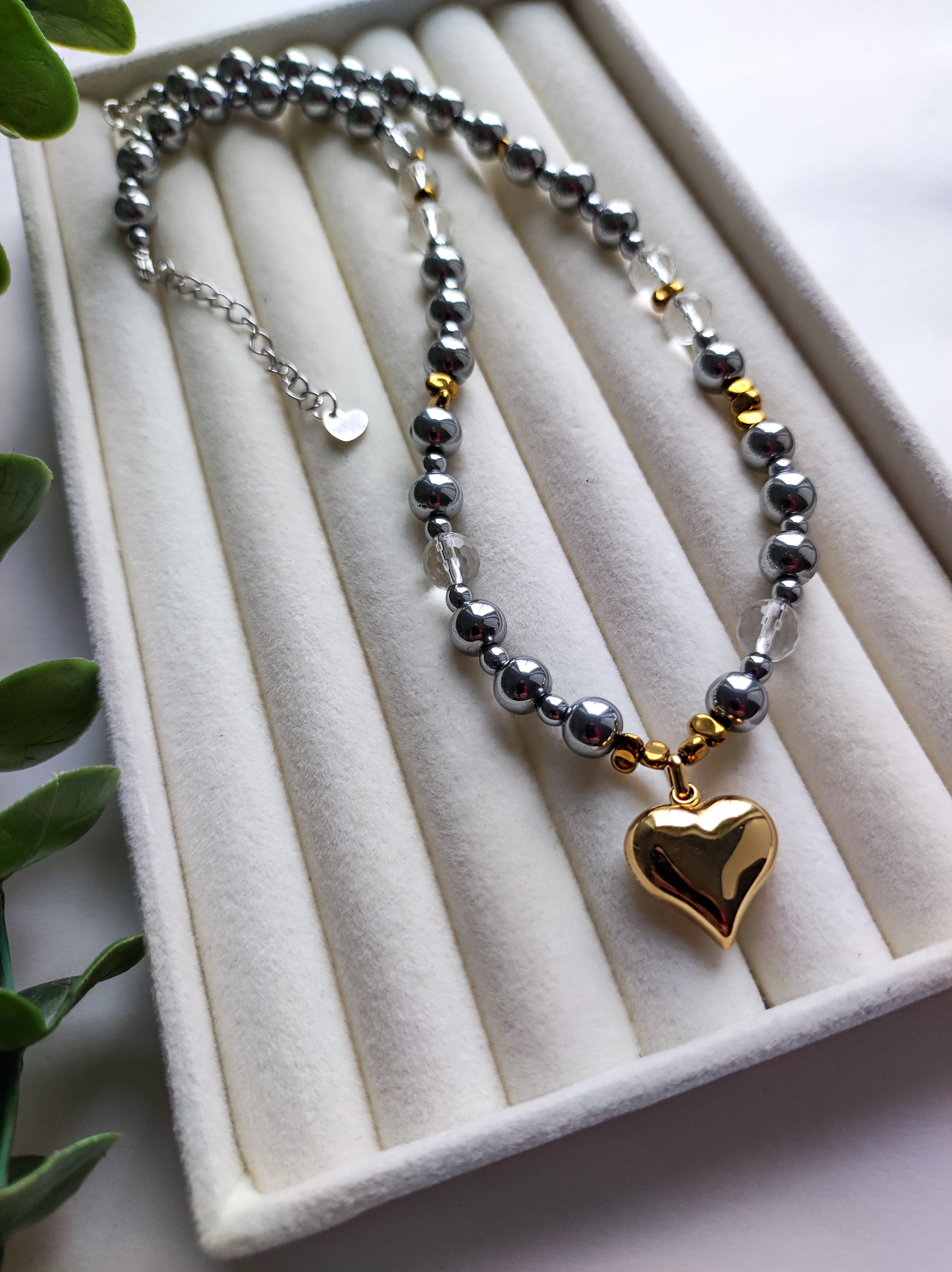 Kaklo papuošalas su širdies pakabuku