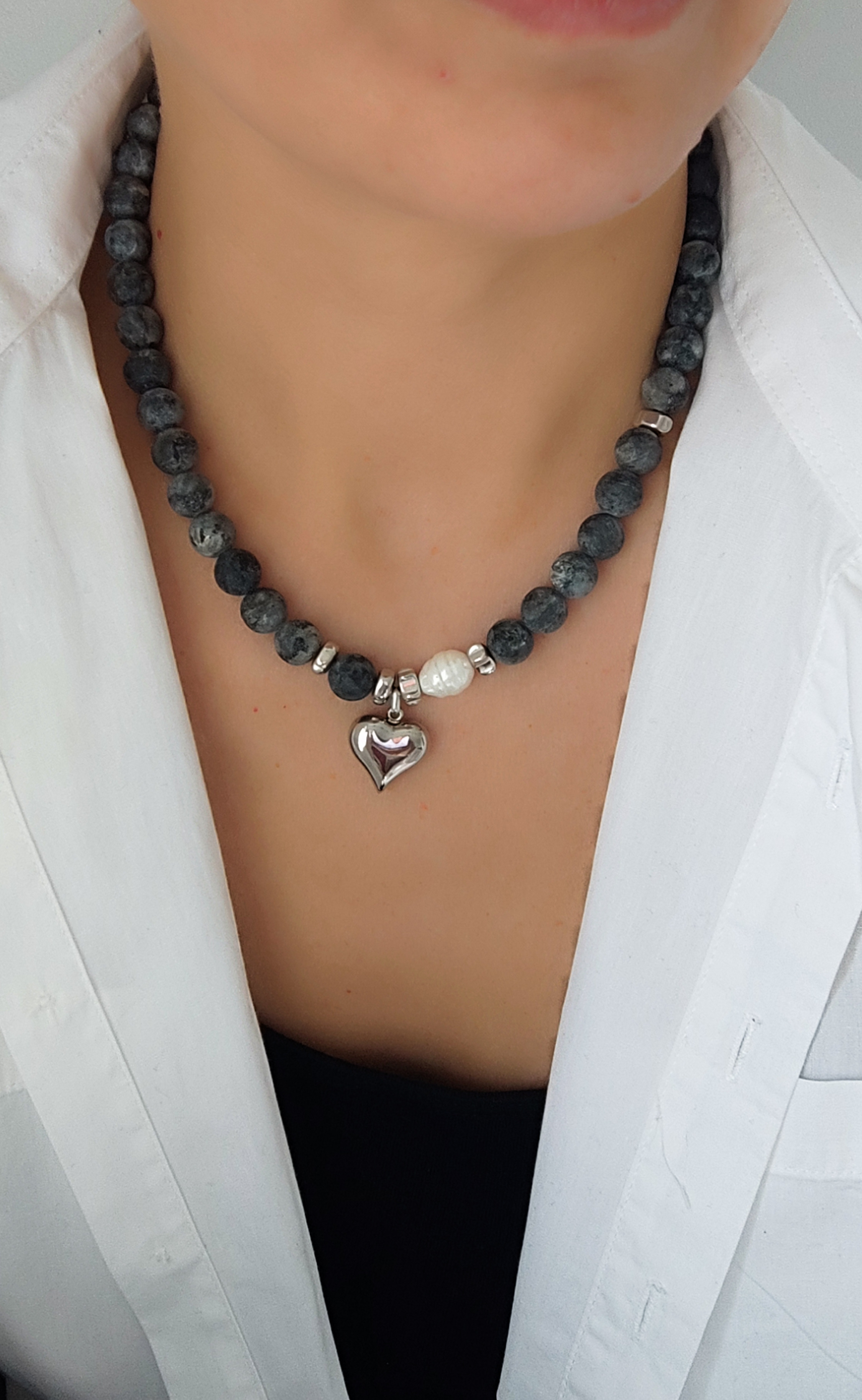 Kaklo papuošalas su širdelės pakabuku