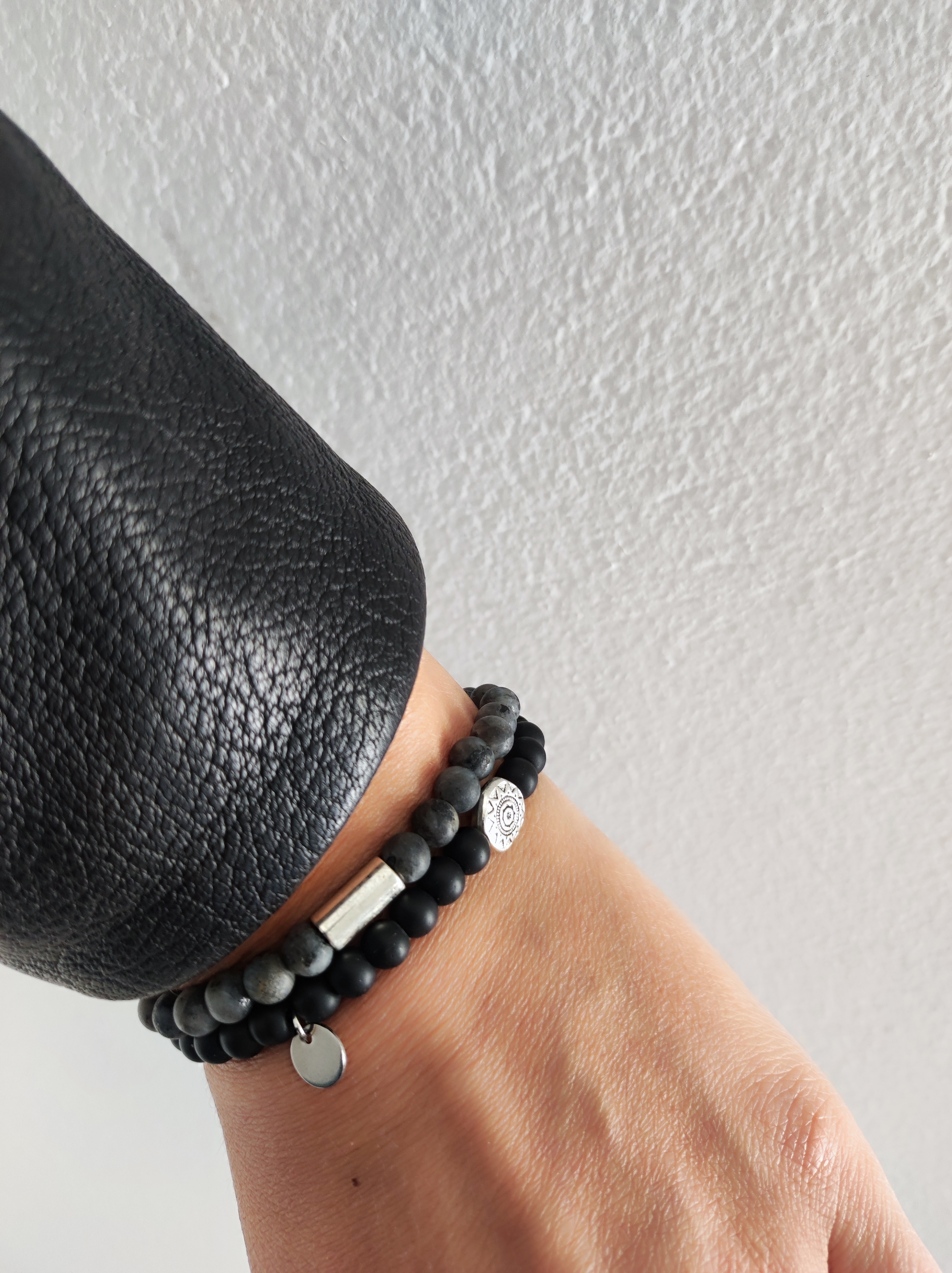 Juodų akmenukų apyrankė su meškučiu