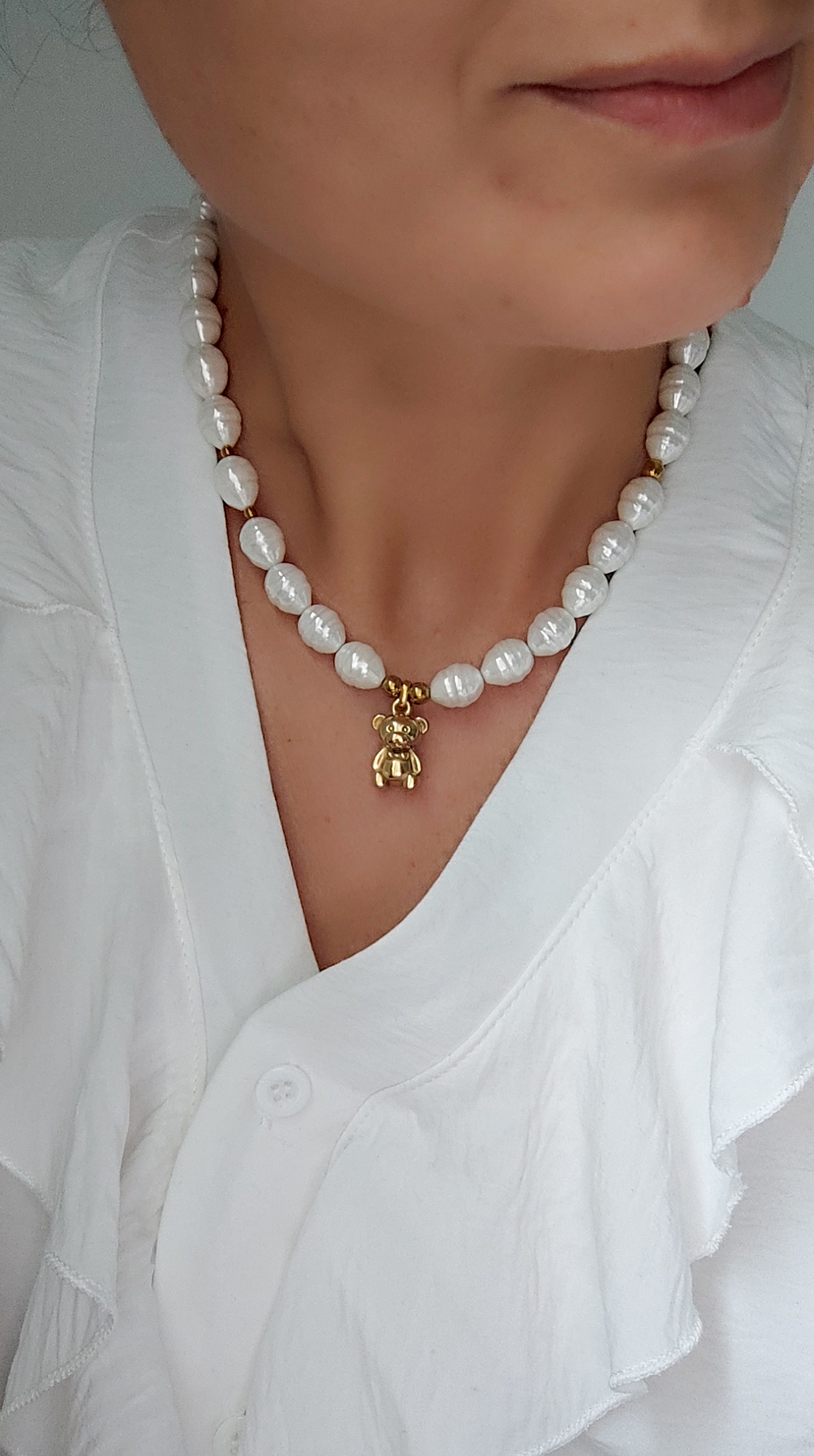 Perlų vėrinys su meškučio pakabuku