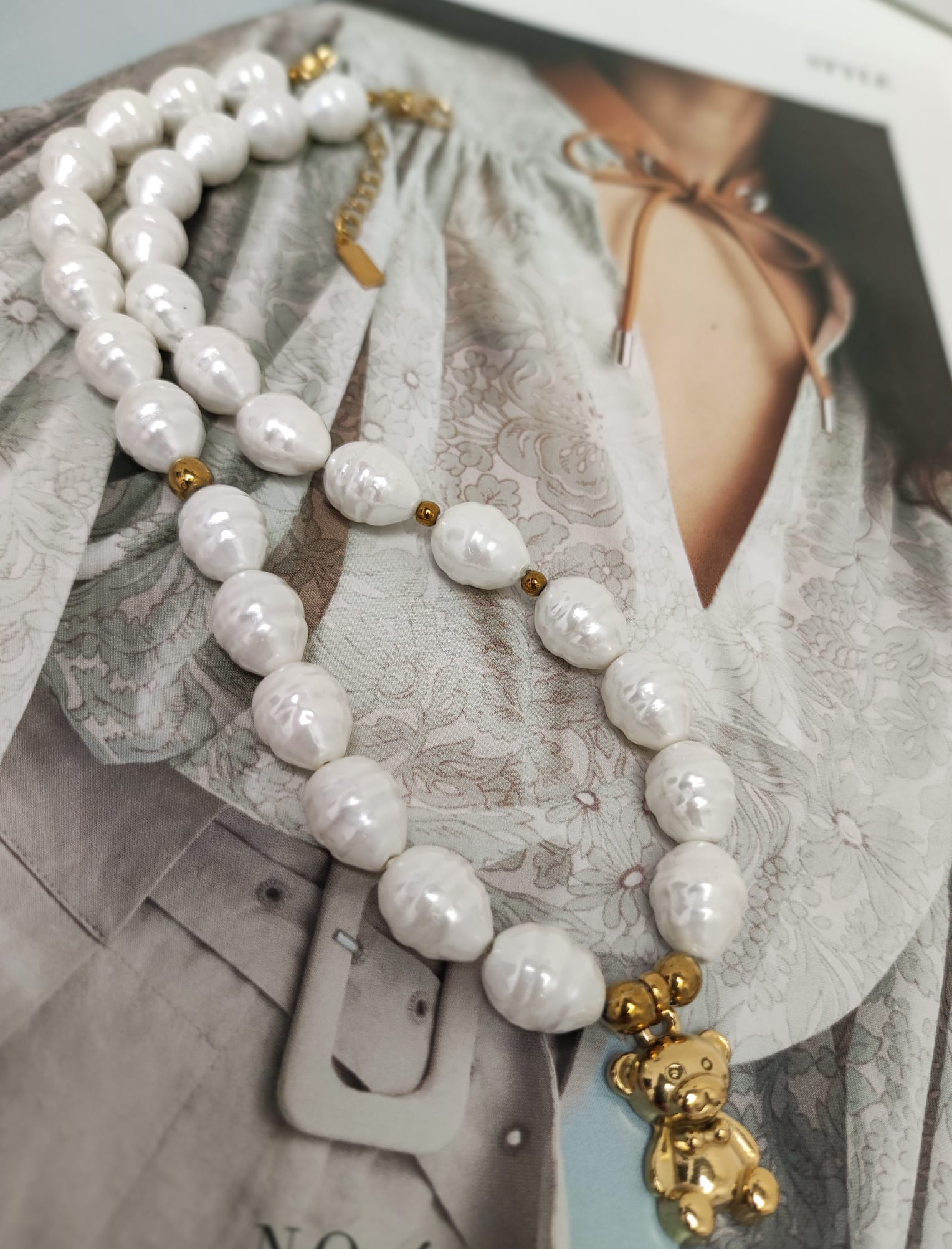 Perlų vėrinys su meškučio pakabuku