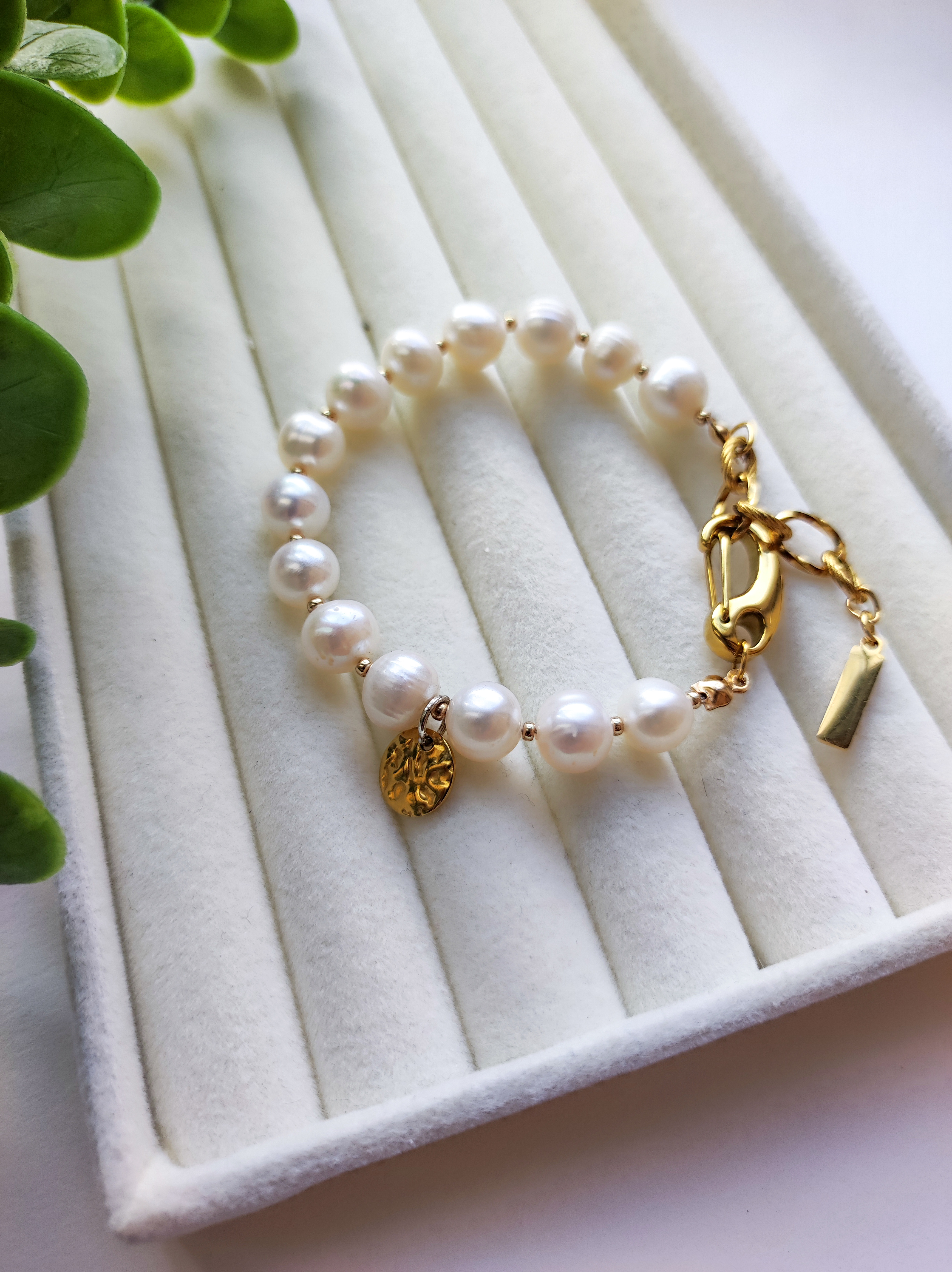 Perlų apyrankė su auksiniu pakabuku